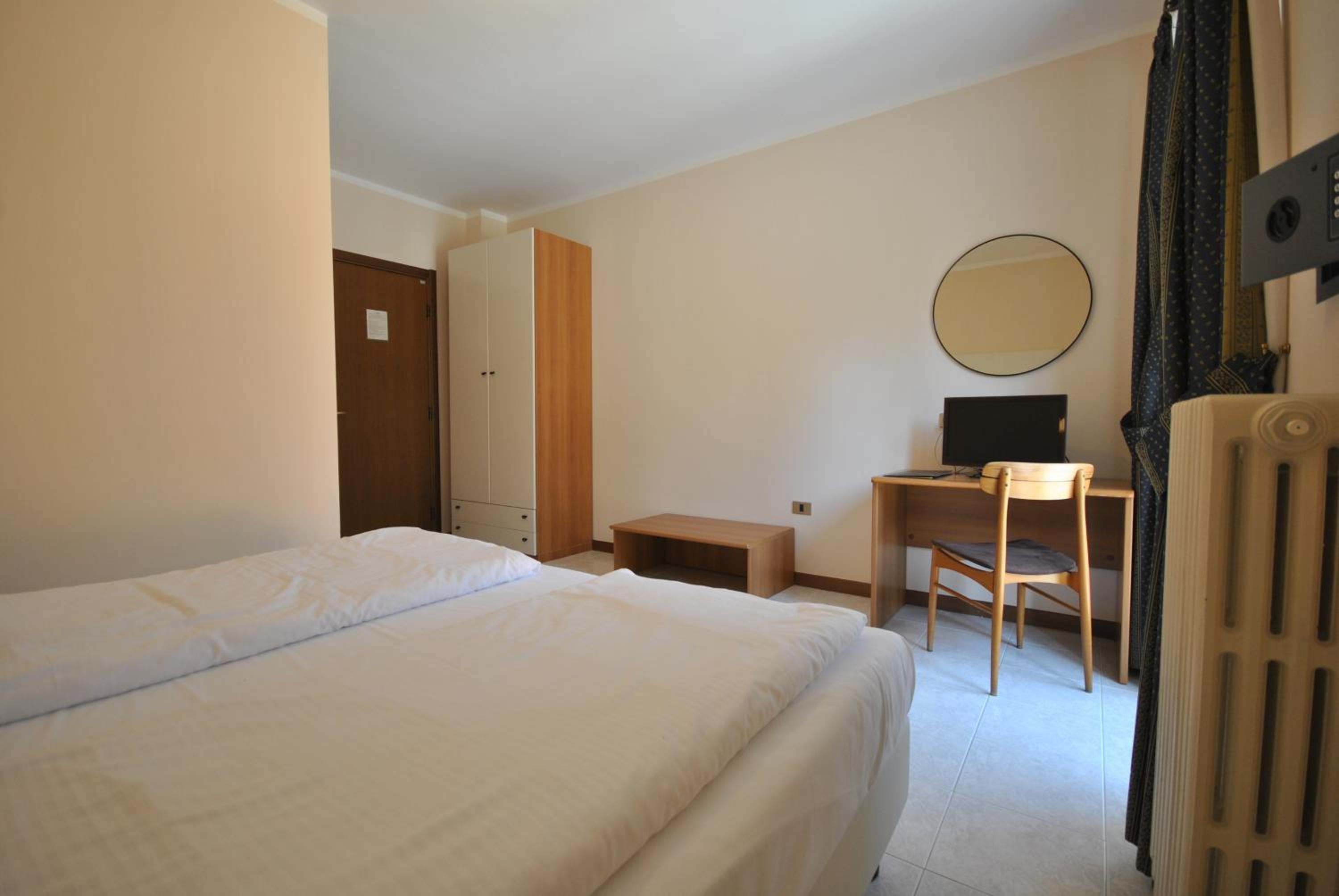Double or Twin Room - Photo 8