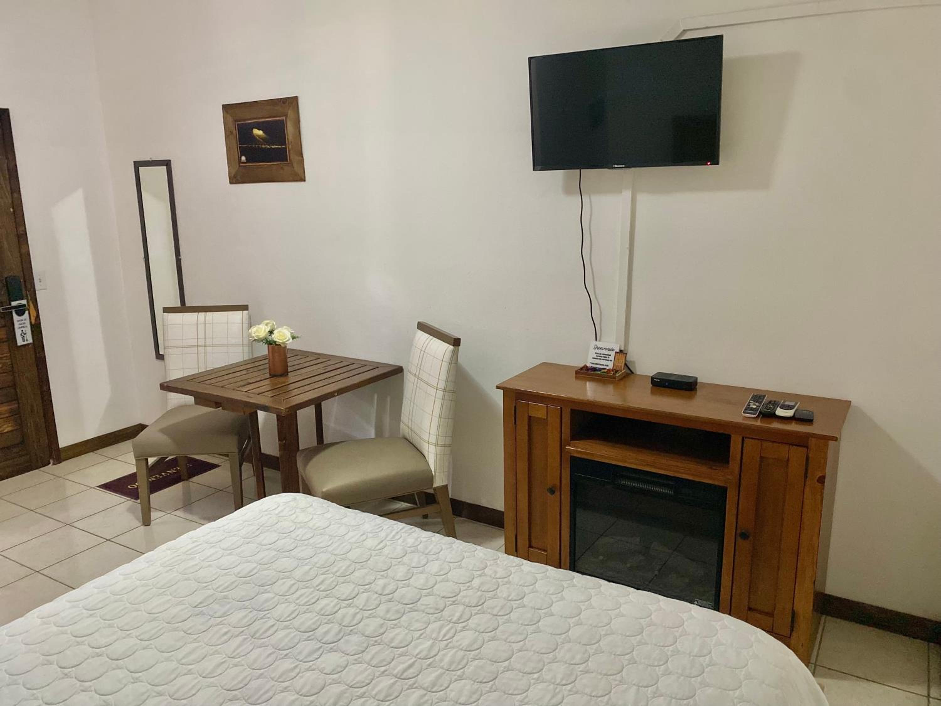 Standard Queen Room - Photo 8