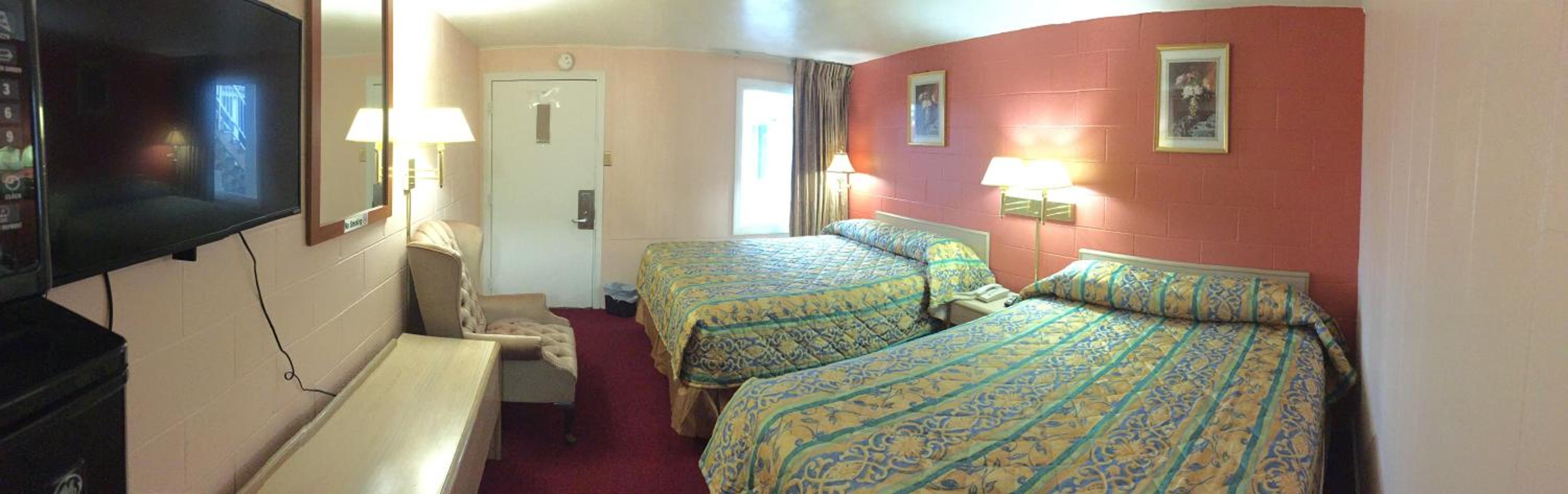 Queen Room with Two Queen Beds photo 1