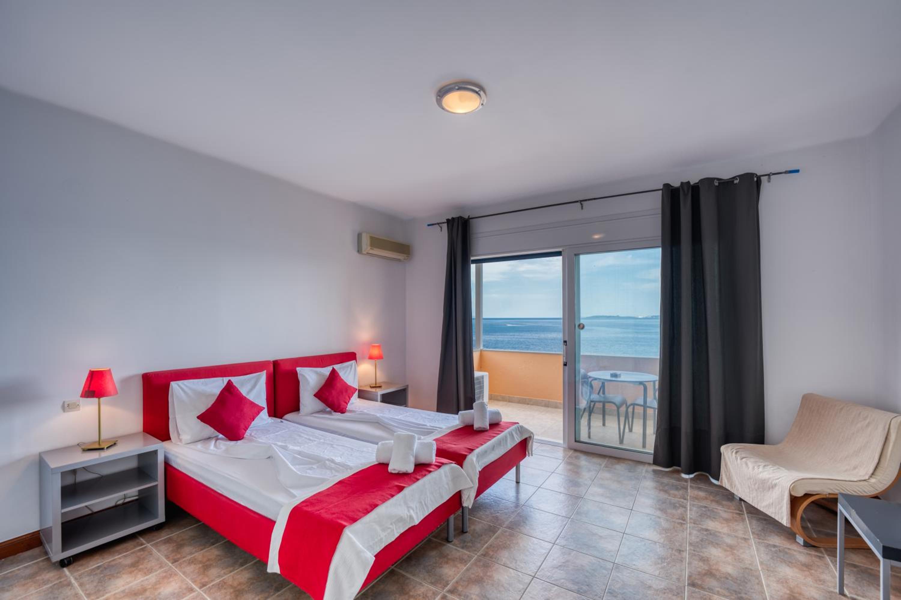 One-Bedroom Apartment with Sea View - Photo 3