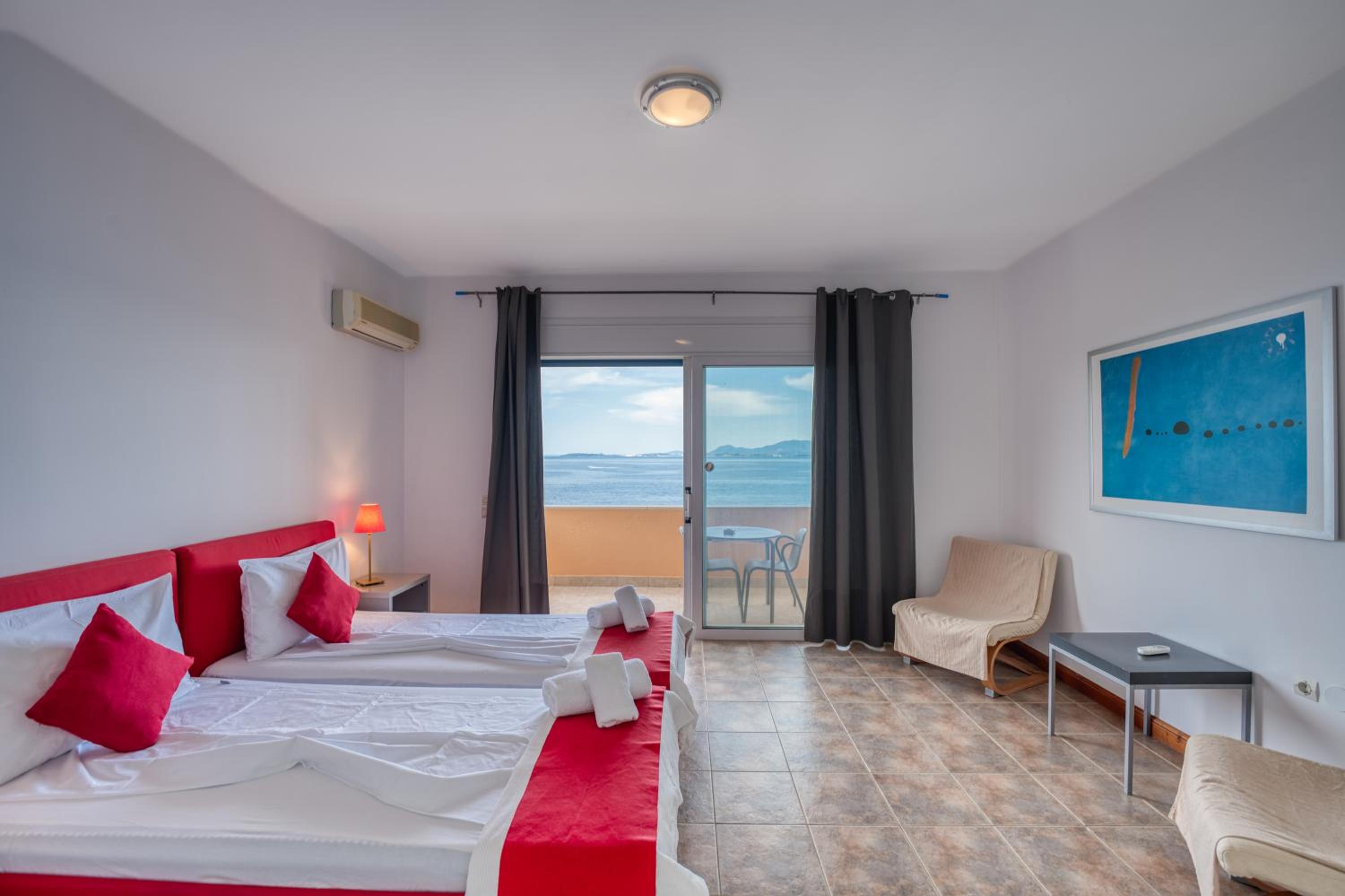 One-Bedroom Apartment with Sea View - Photo 4