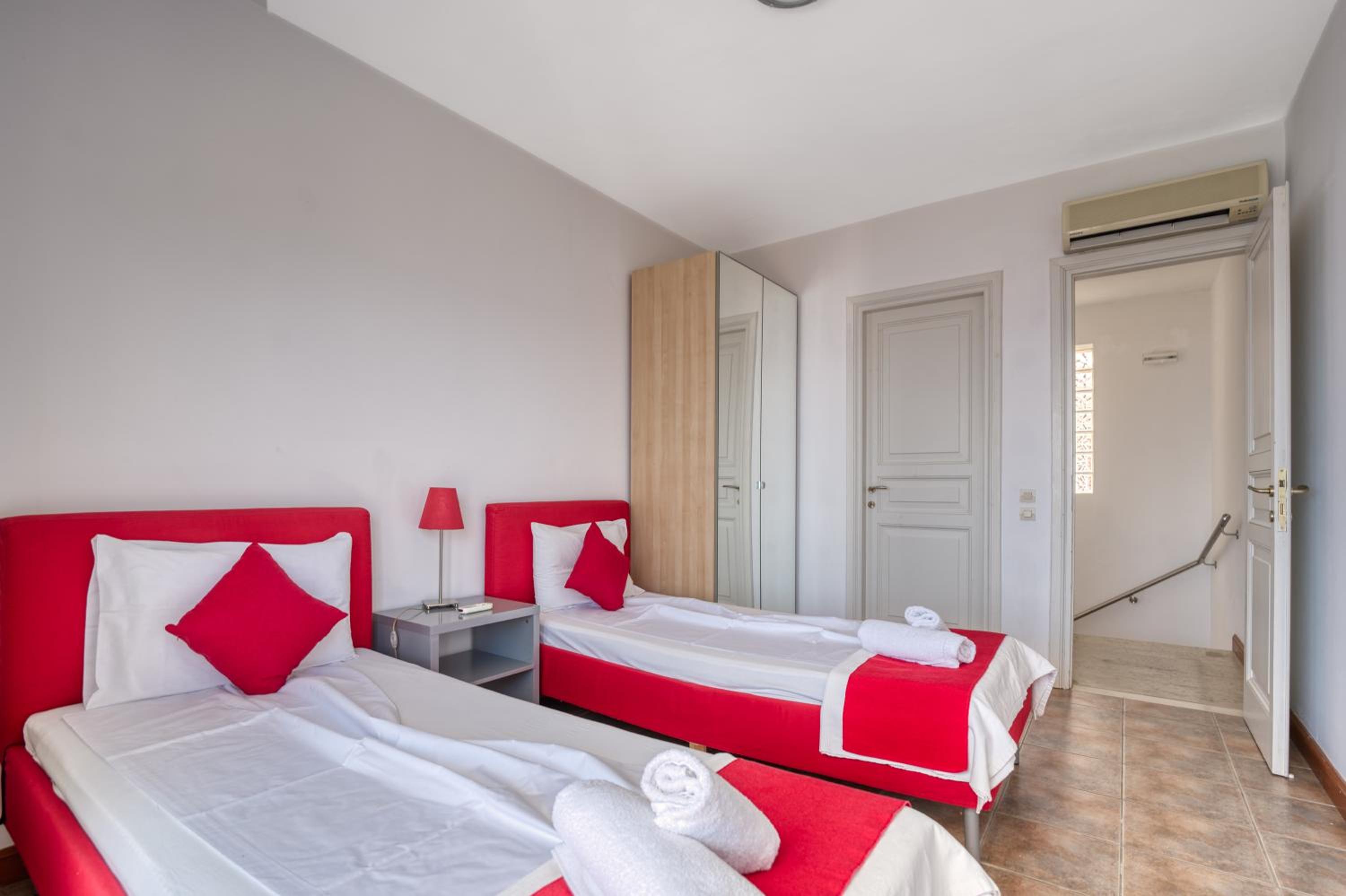 One-Bedroom Apartment with Sea View - Photo 5