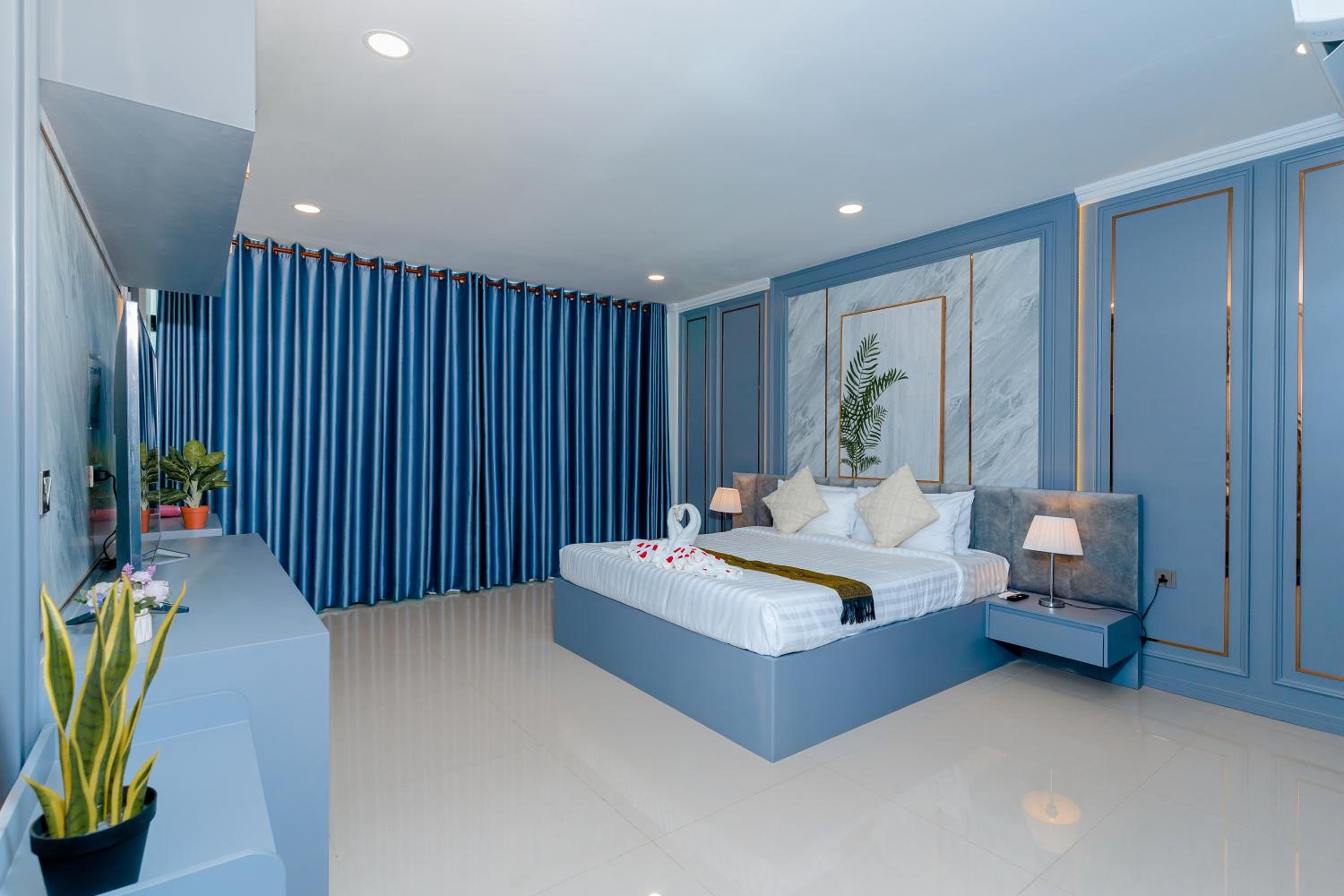 Deluxe King Room - Photo 2