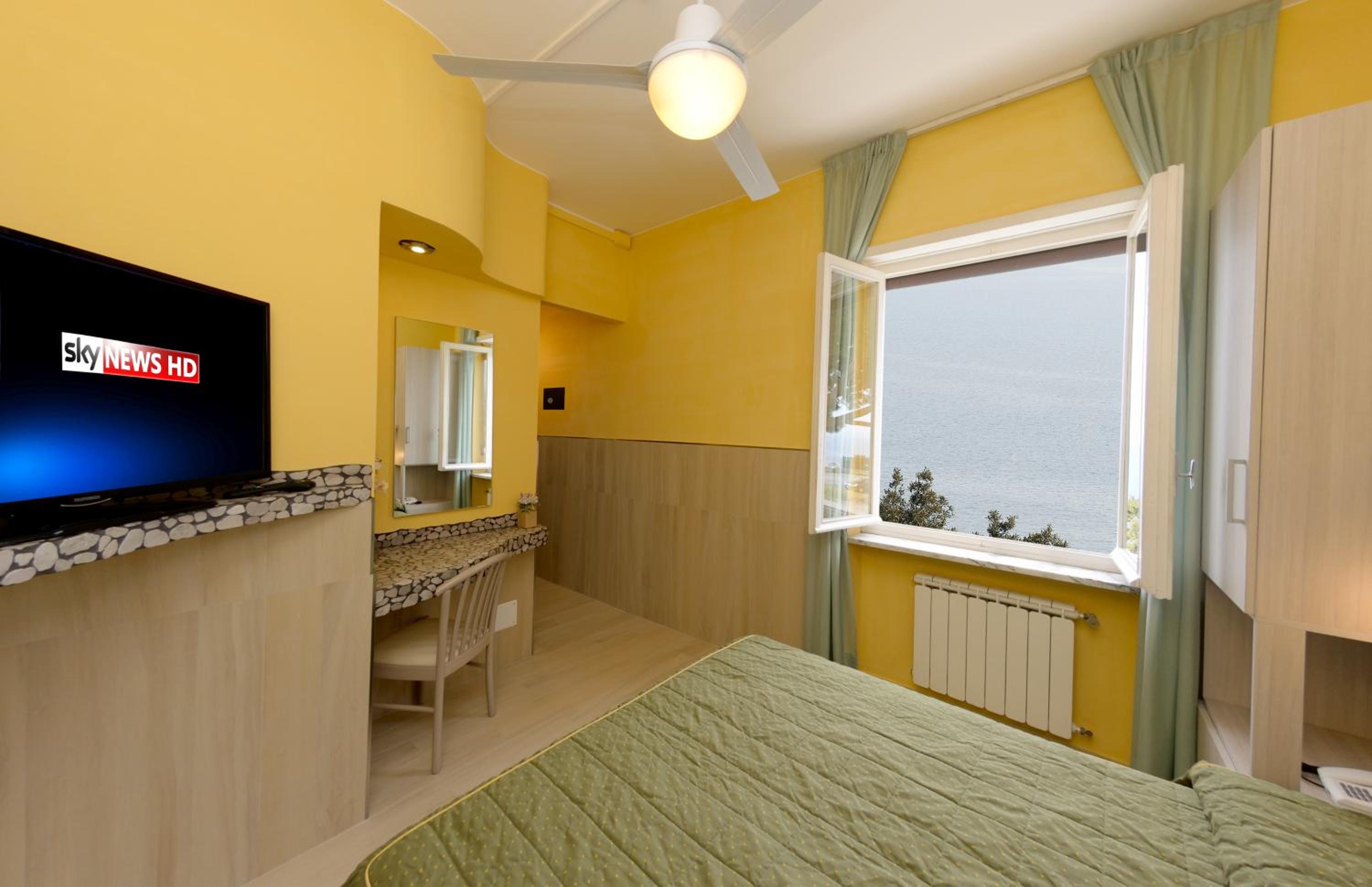 Double or Twin Room with Sea View - Photo 17