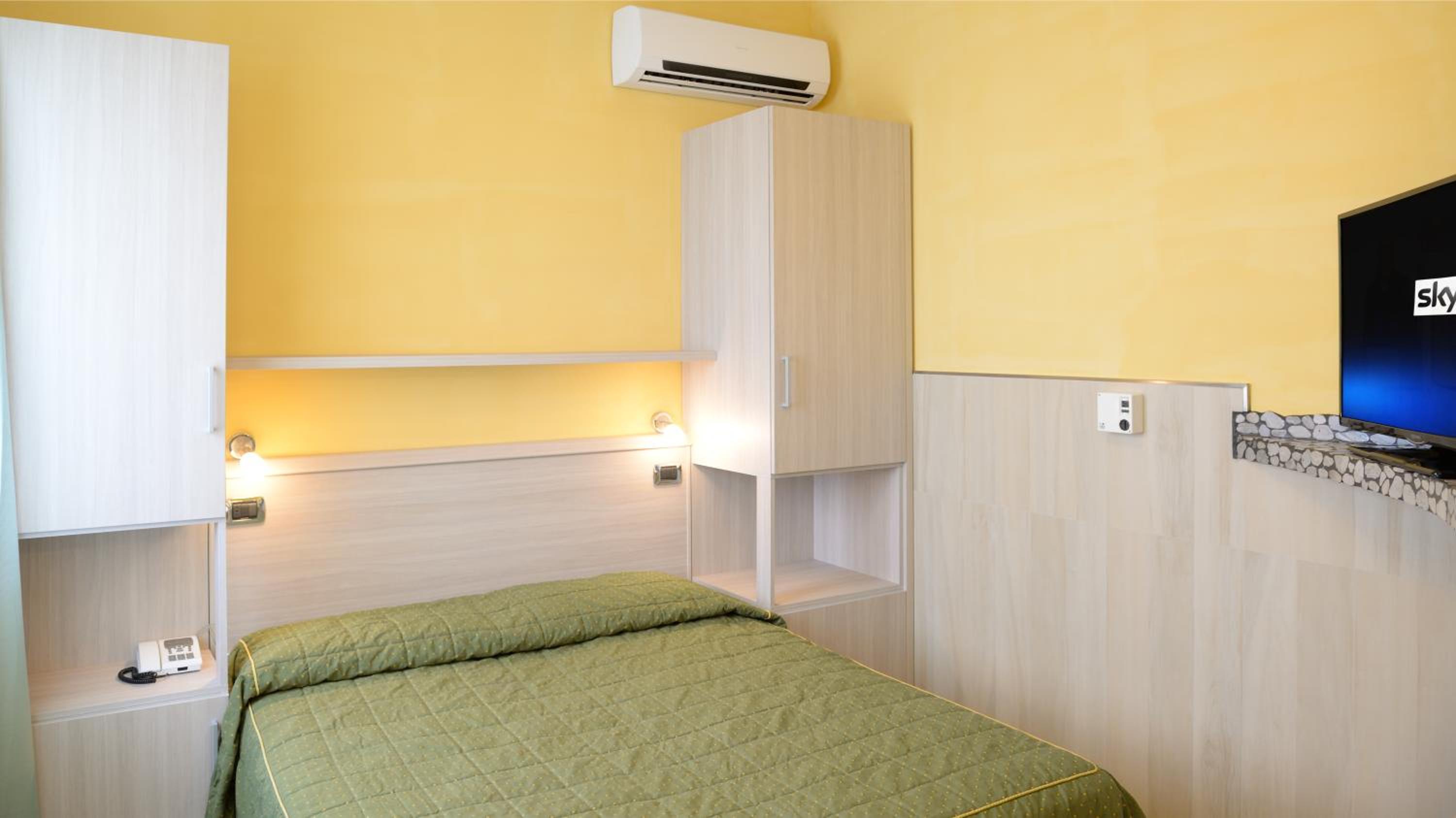 Double or Twin Room with Sea View - Photo 8