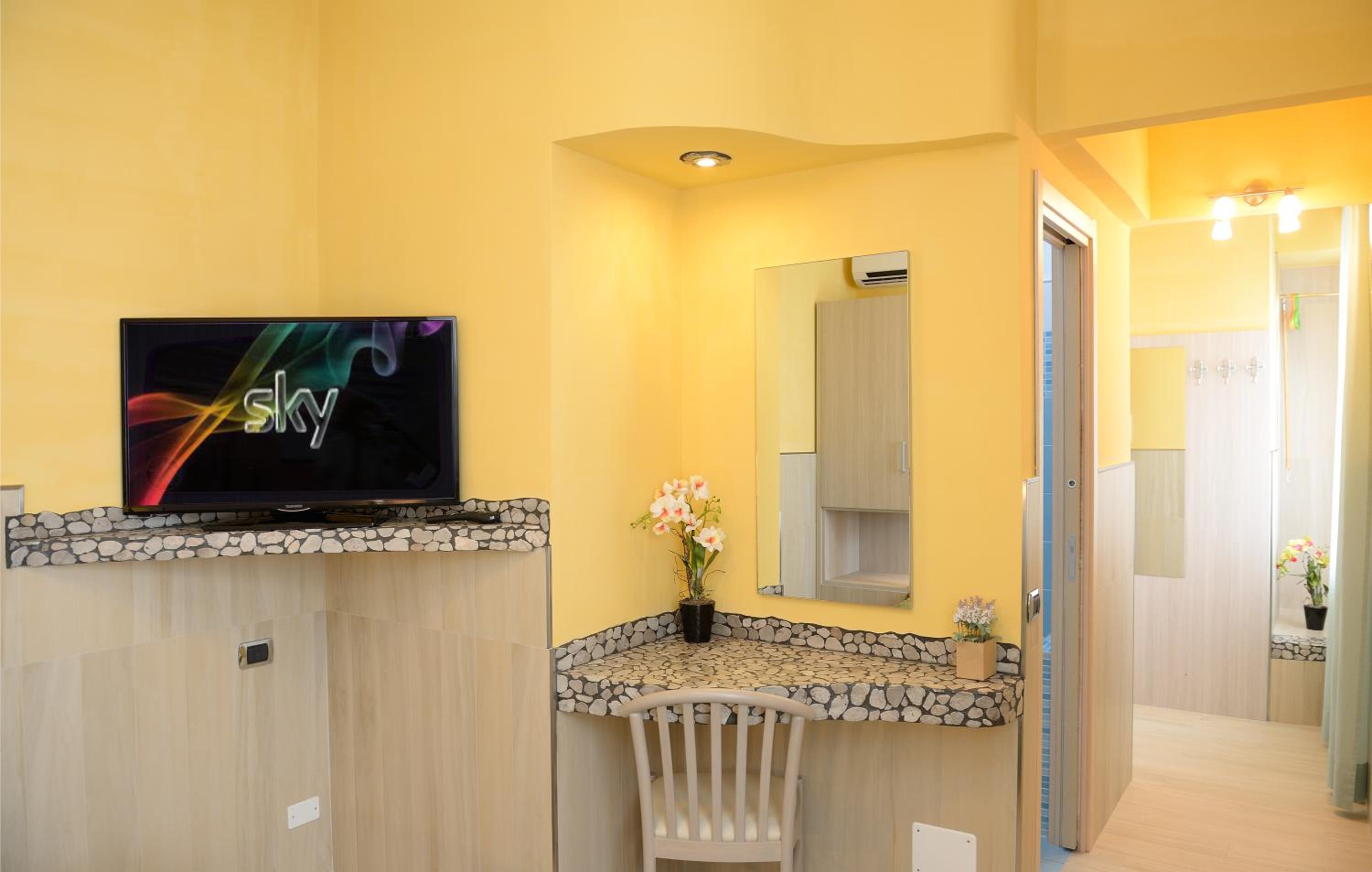 Double or Twin Room with Sea View - Photo 5