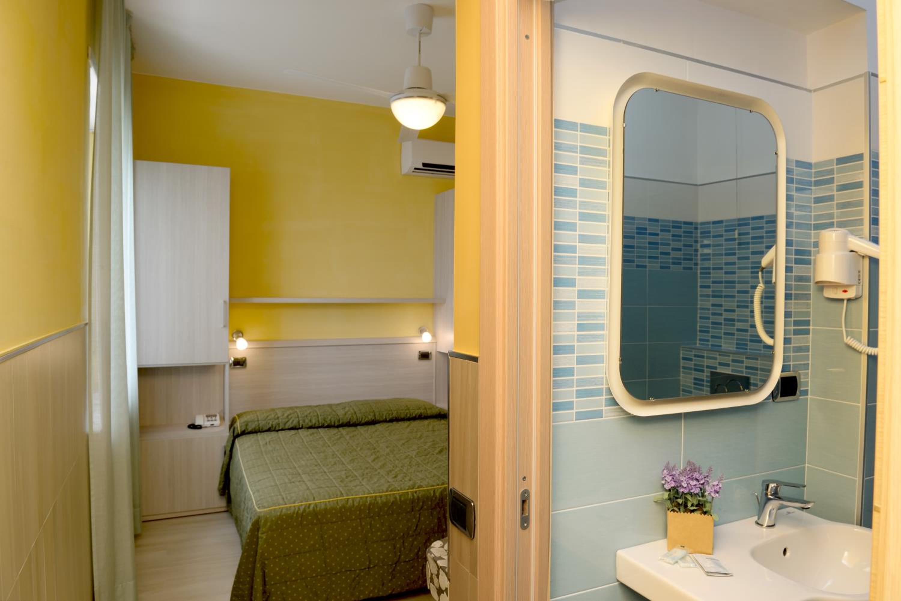 Double or Twin Room with Sea View - Photo 16