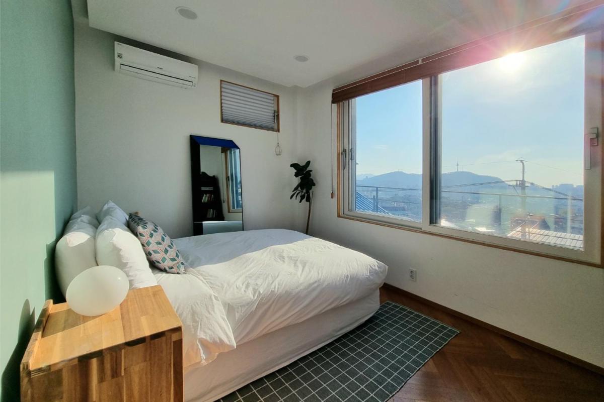 Apartment with Mountain View