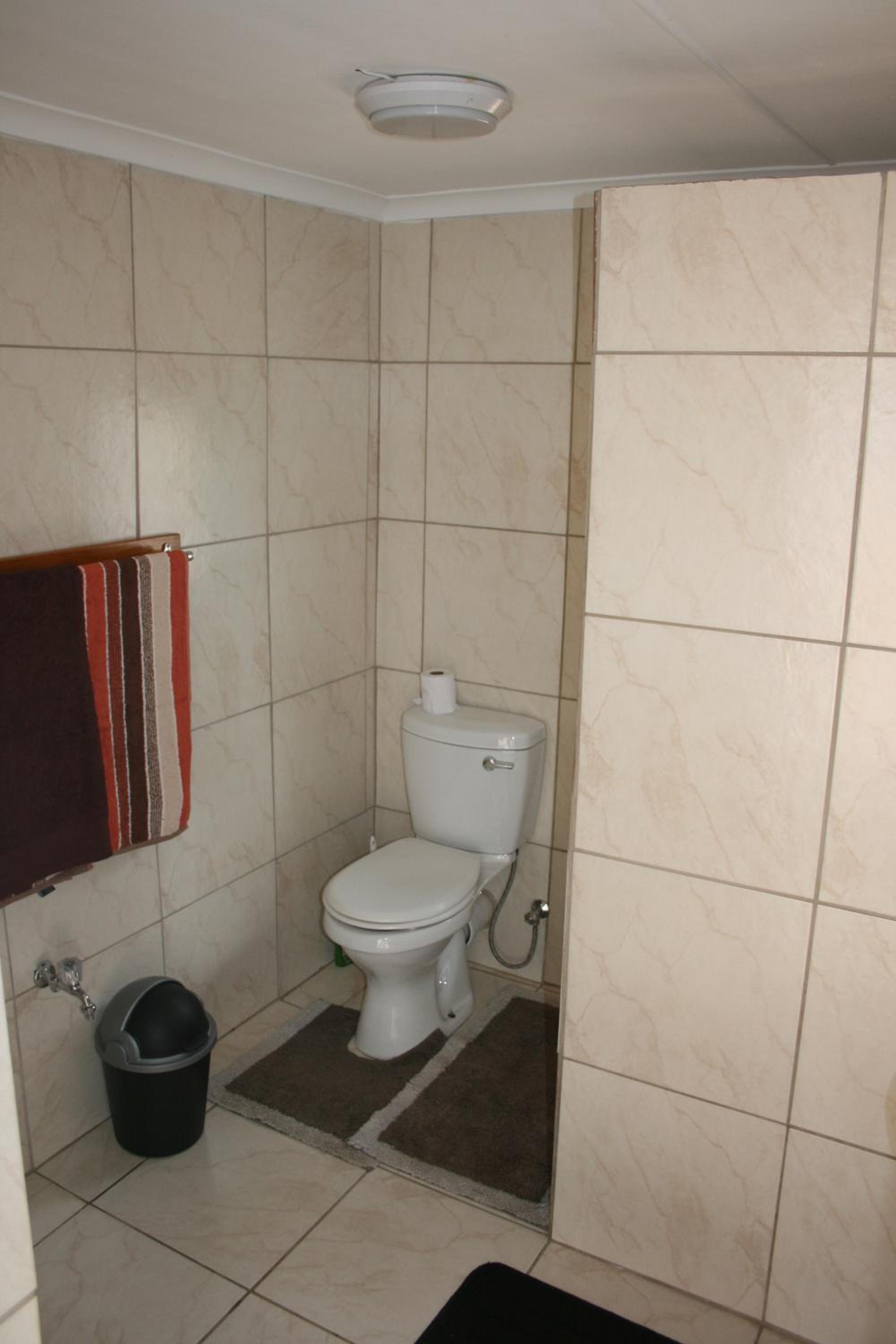 Two-Bedroom House - Photo 2