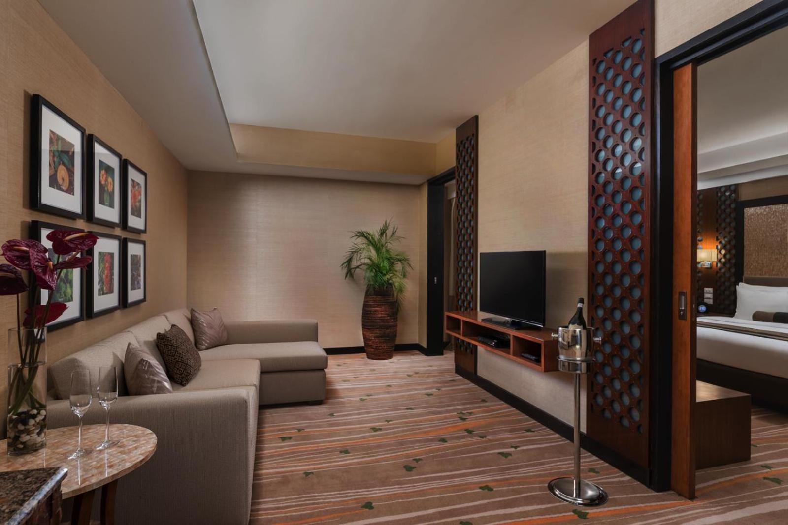 King Suite with Sofa - Non-Smoking photo 3