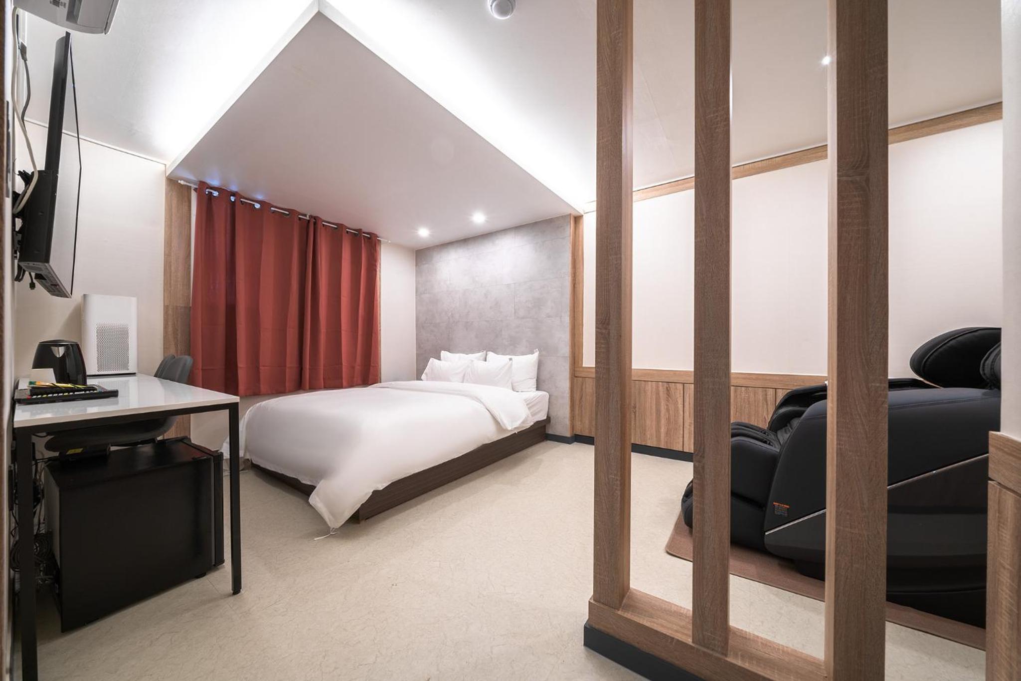 Deluxe King Room photo 1