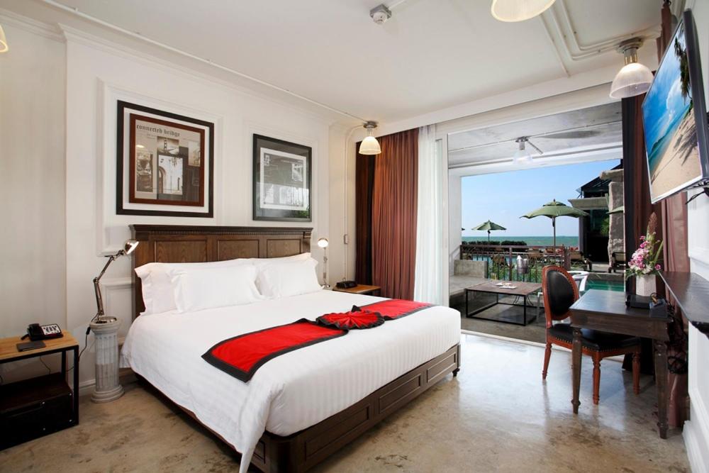 Deluxe King Room with Pool Access thumbnail 5