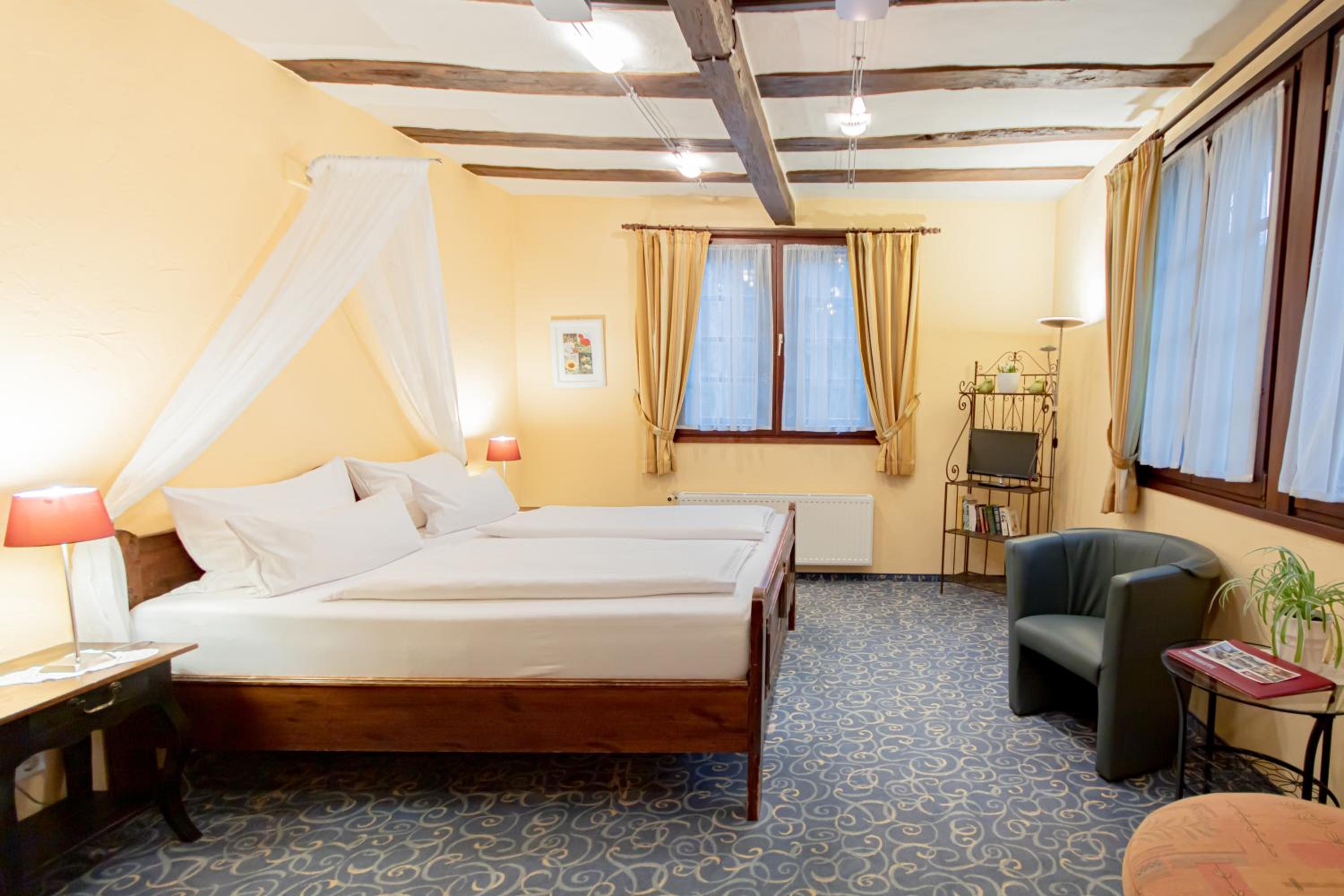 Double Room with City View - Photo 9