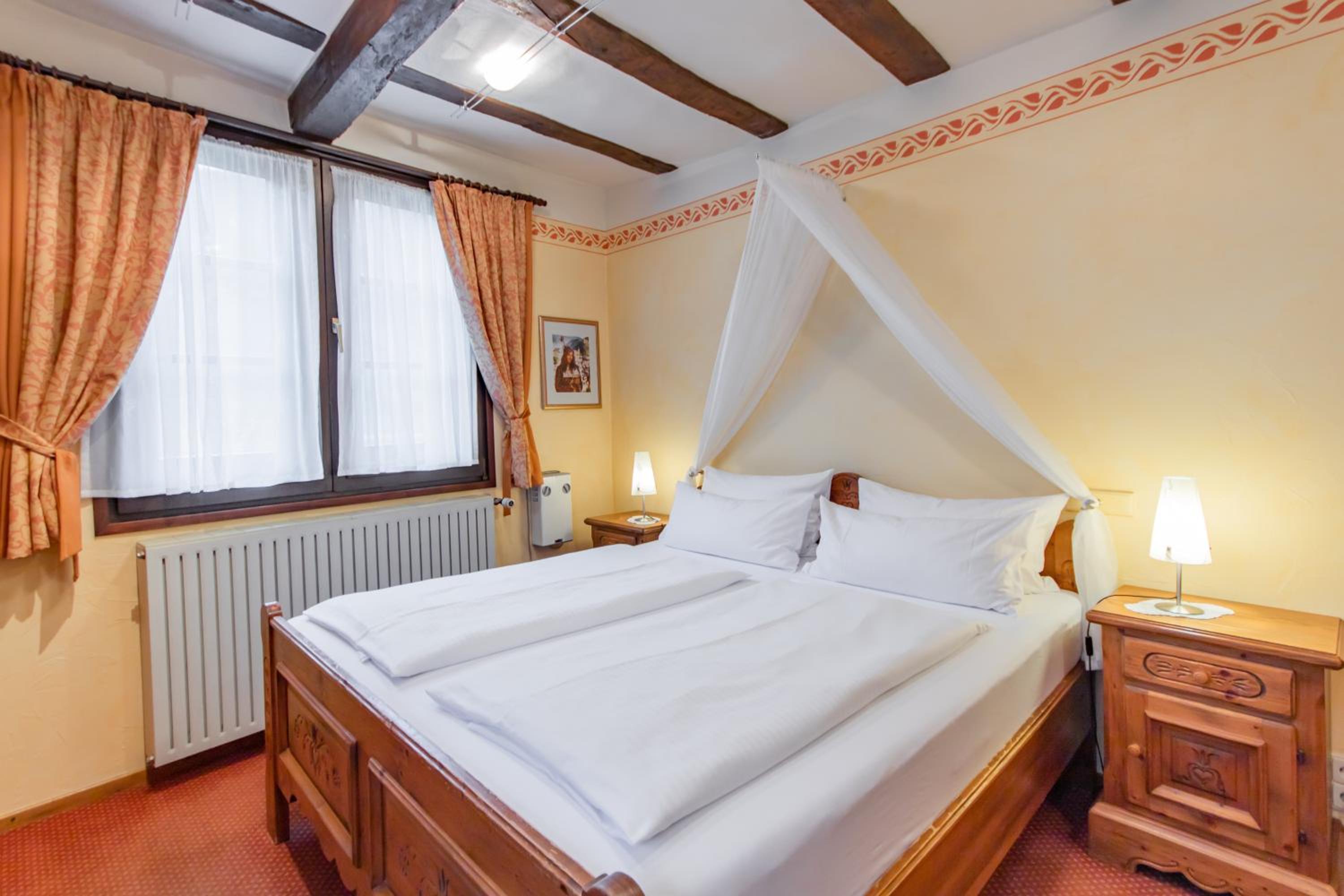 Double Room with City View - Photo 4