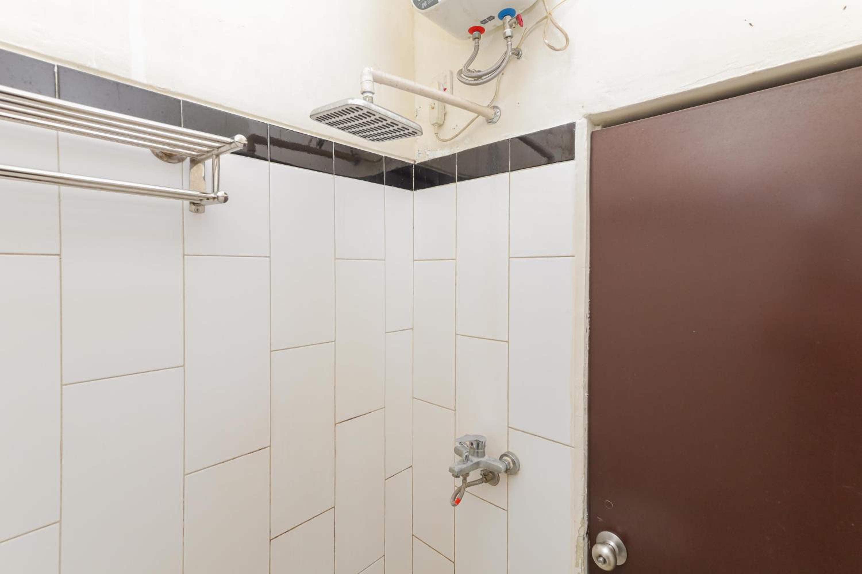 Standard Twin Room - Photo 7