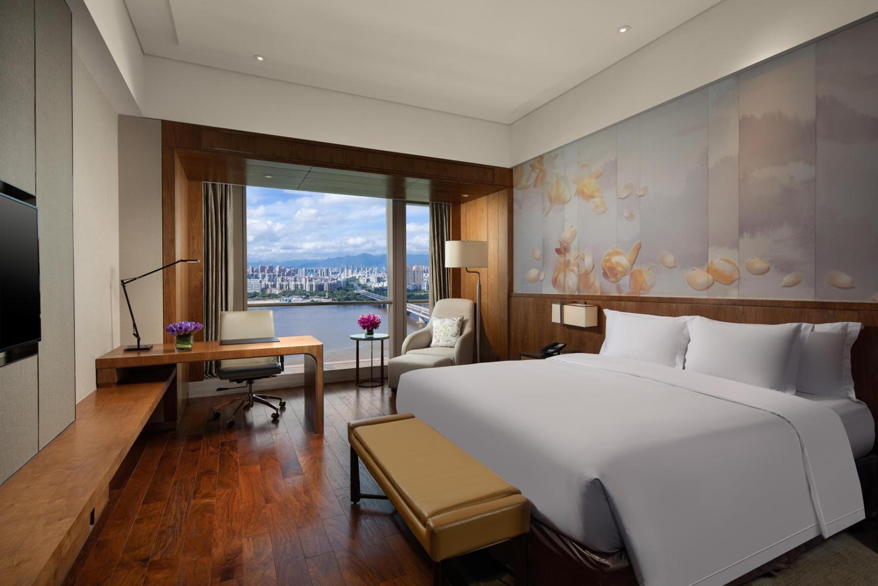 Standard King Room with Lounge Access