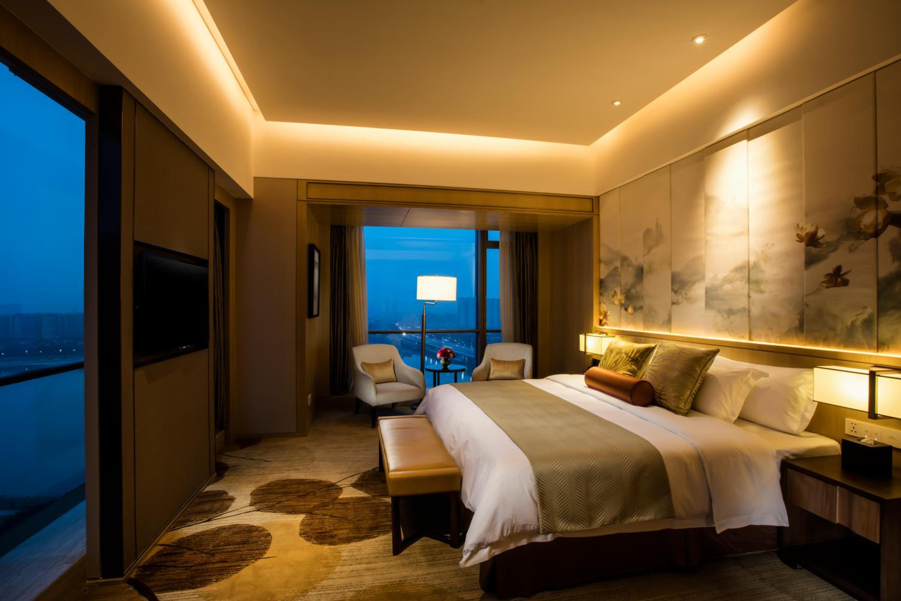 One-Bedroom Suite with River View - Lounge Access