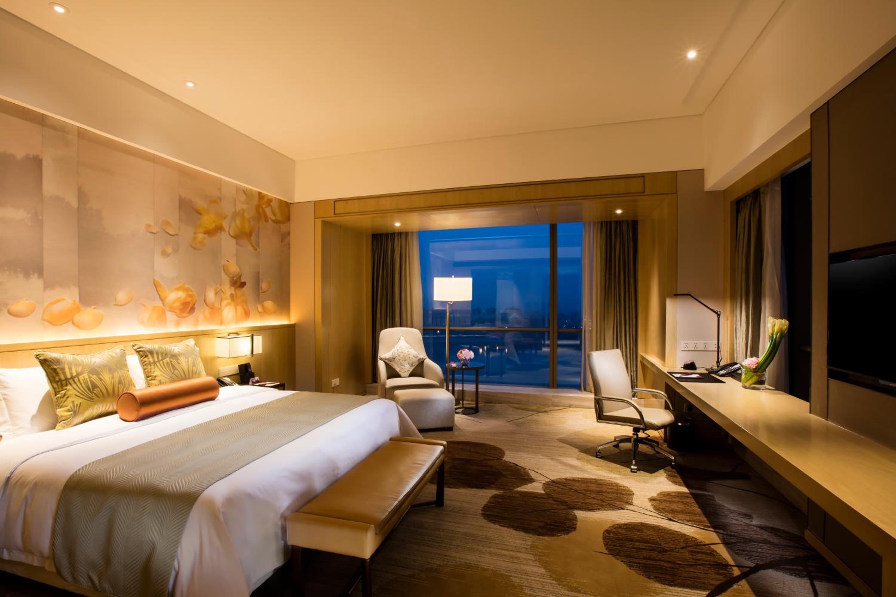 Standard King Room With River View - Smoking photo 3