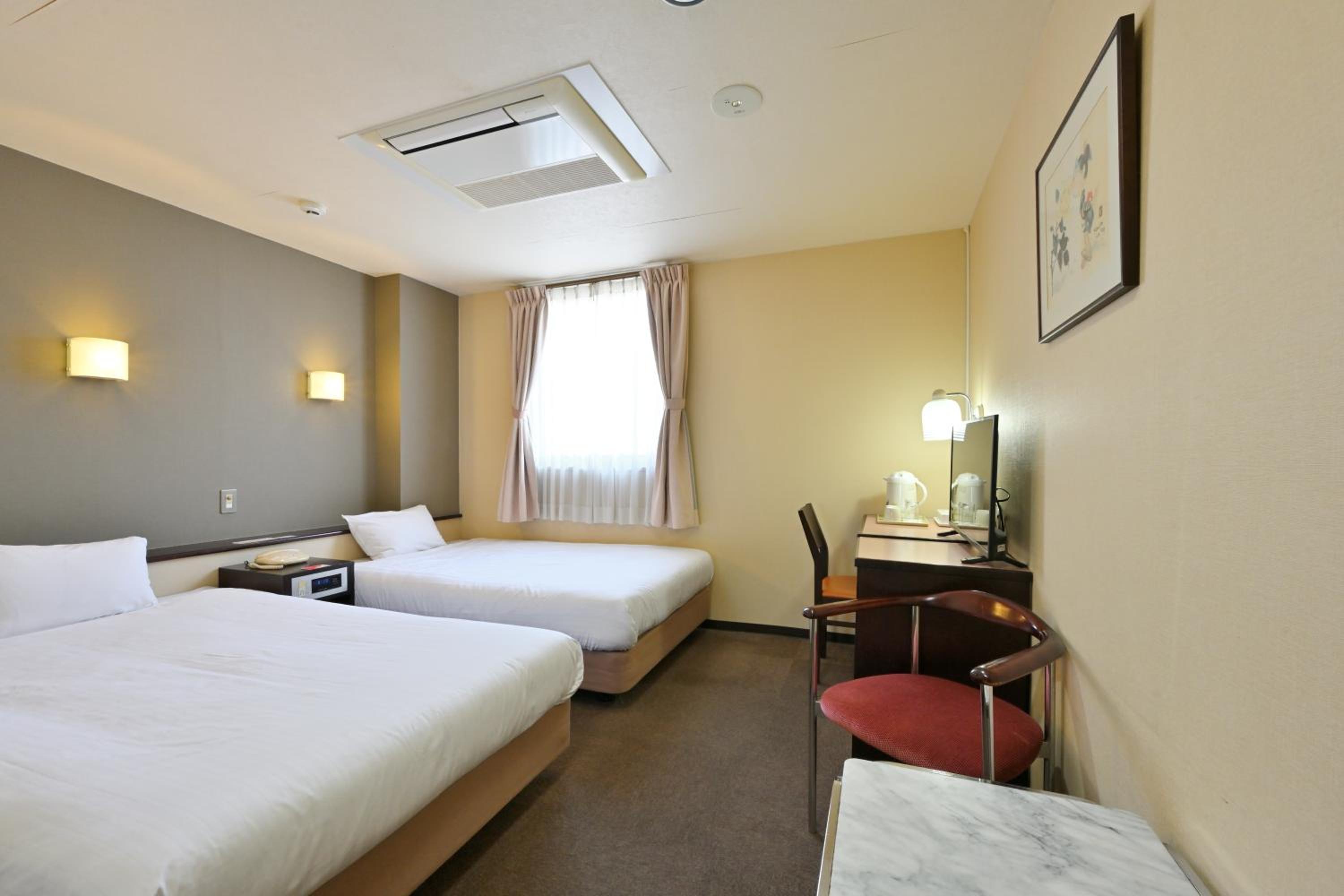 Twin Room - Non-Smoking photo 1