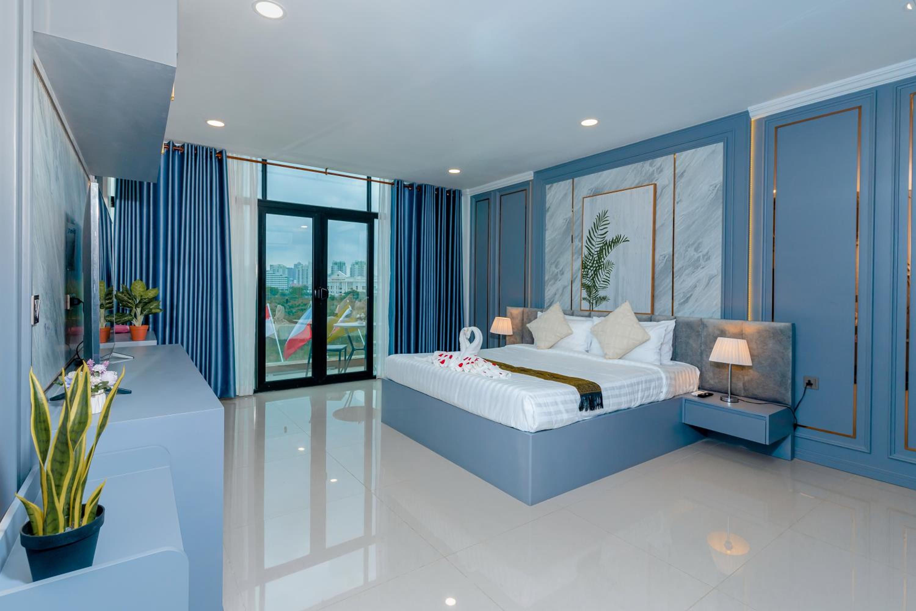 Deluxe King Room - Photo 1
