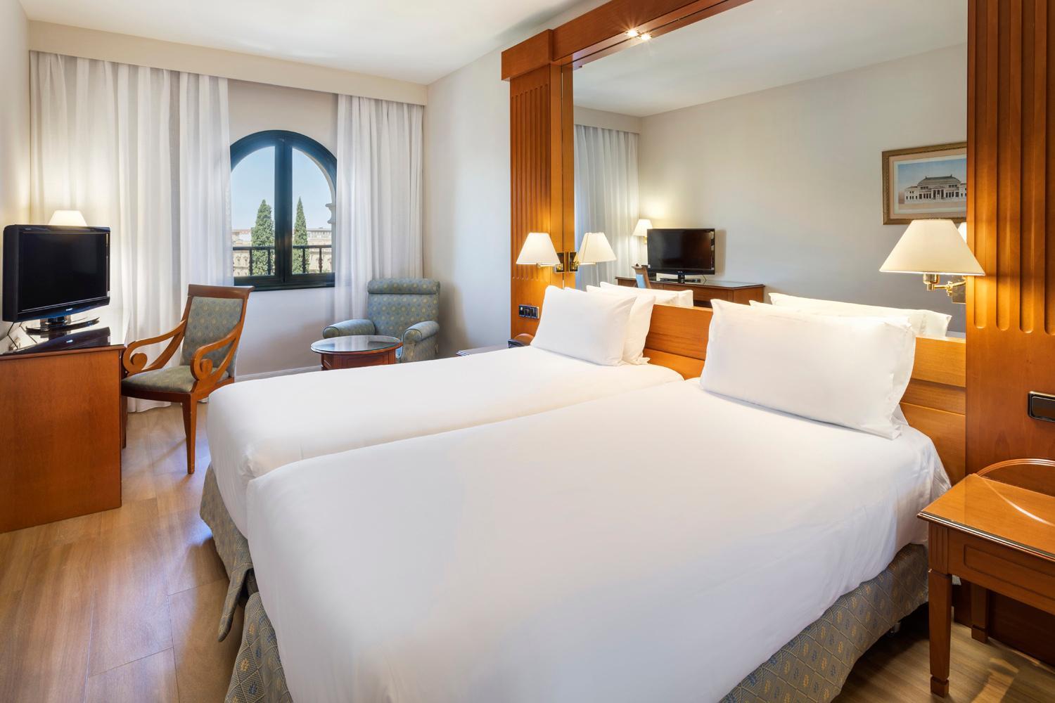 Double or Twin Room with City View - Photo 1