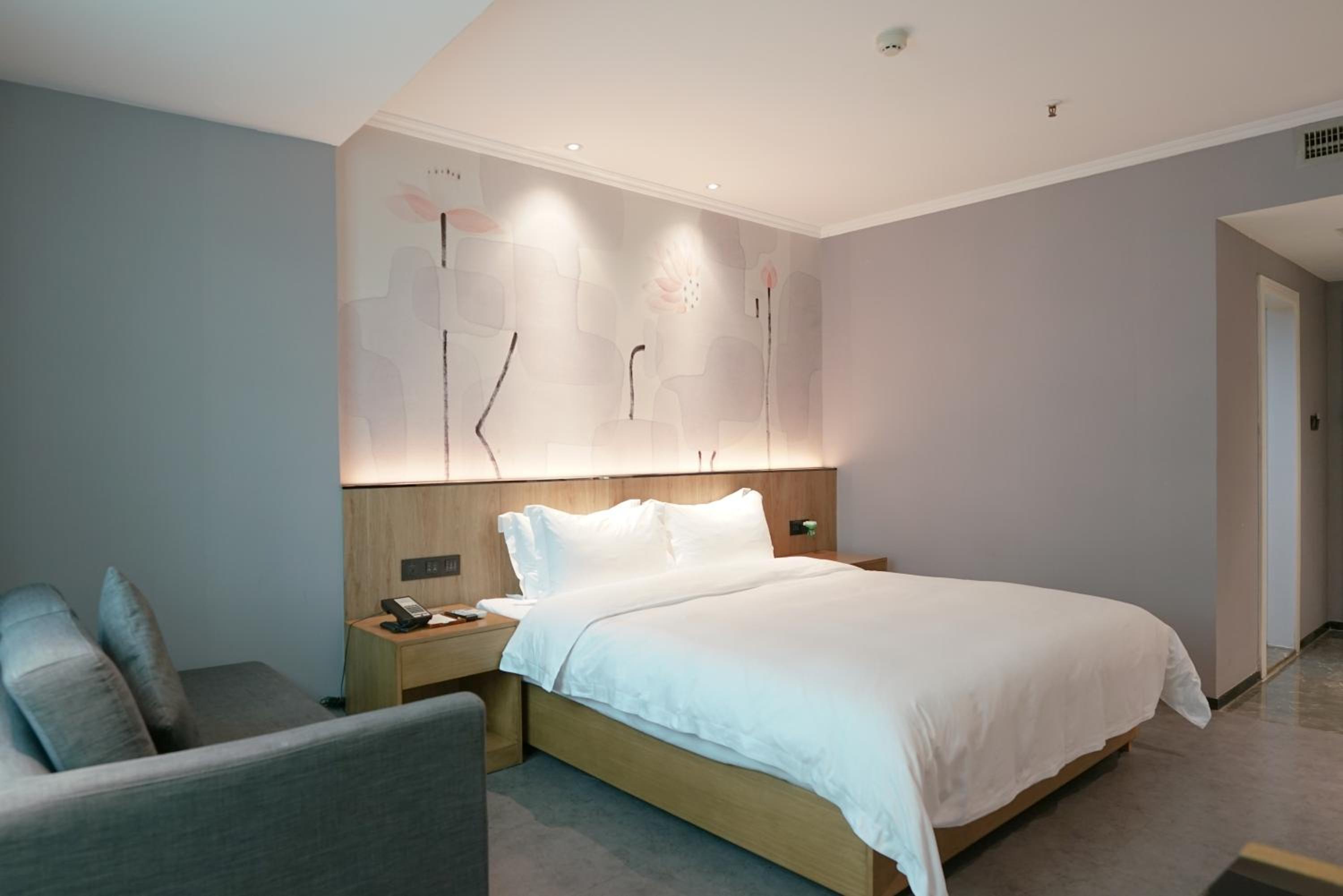 Standard King Room photo 2