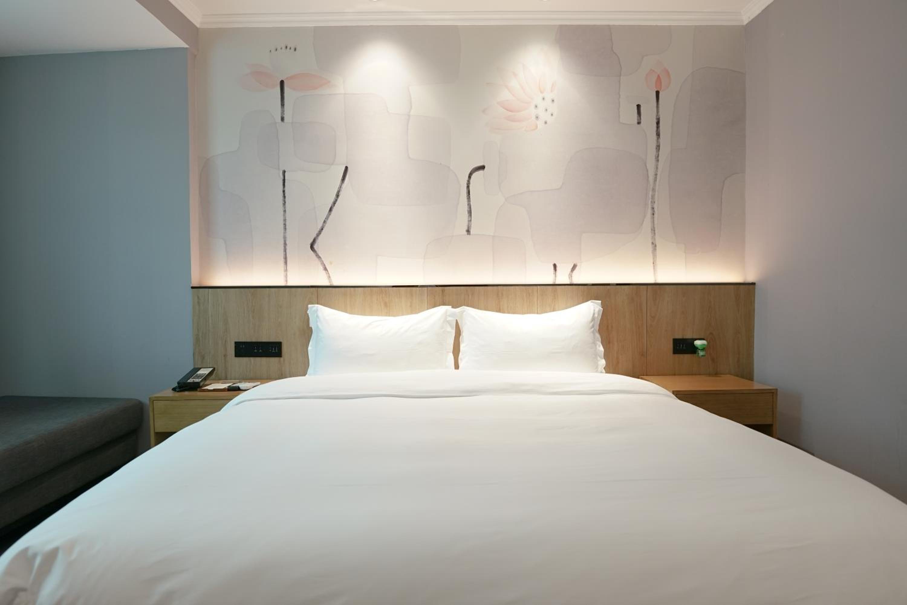 Standard King Room photo 3