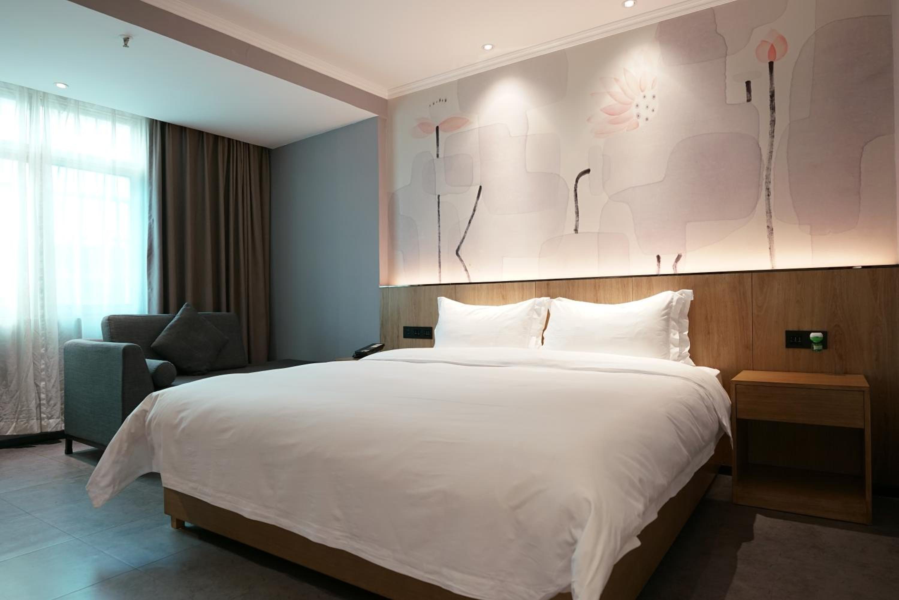 Standard King Room photo 1