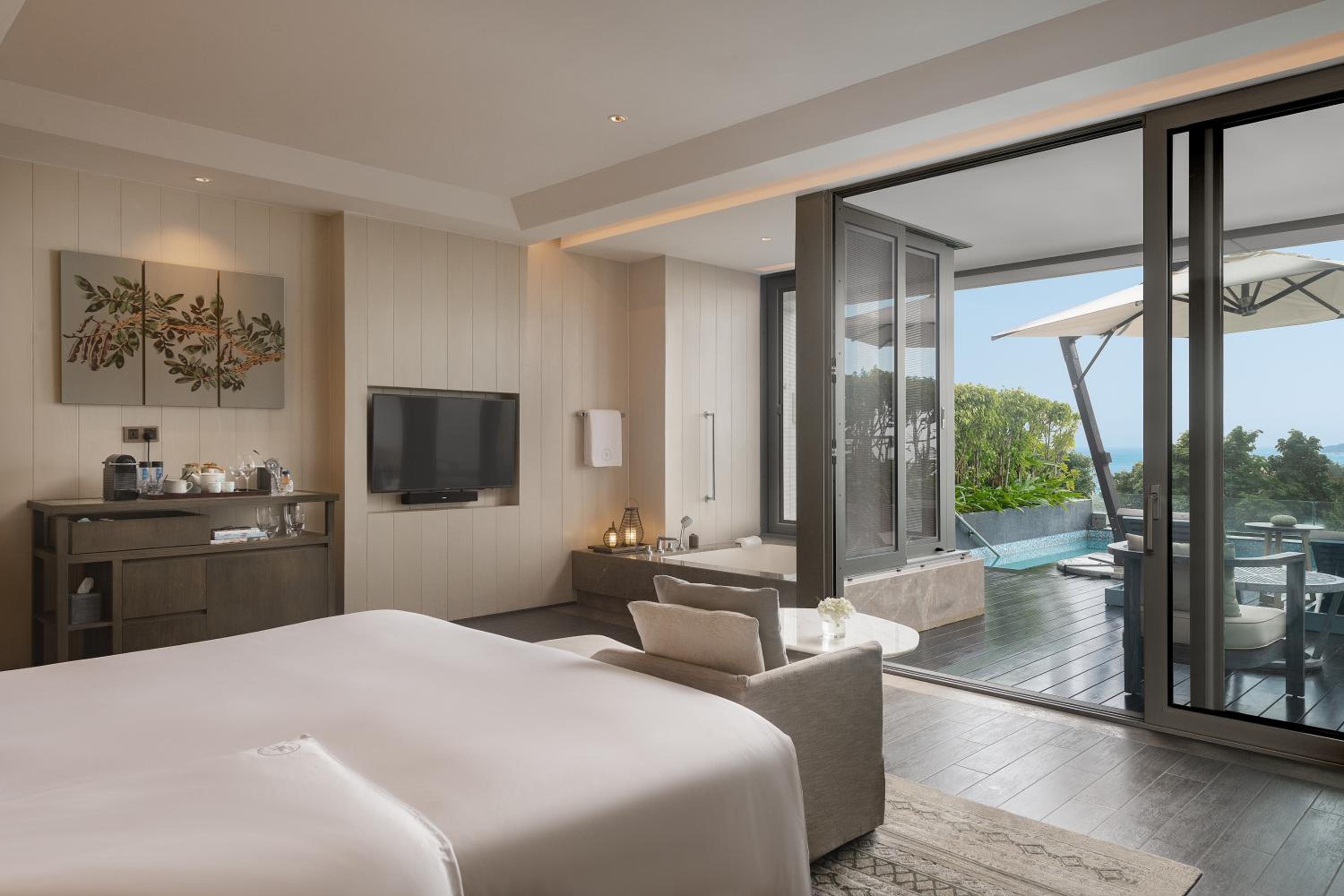 Deluxe Ocean View Pool King