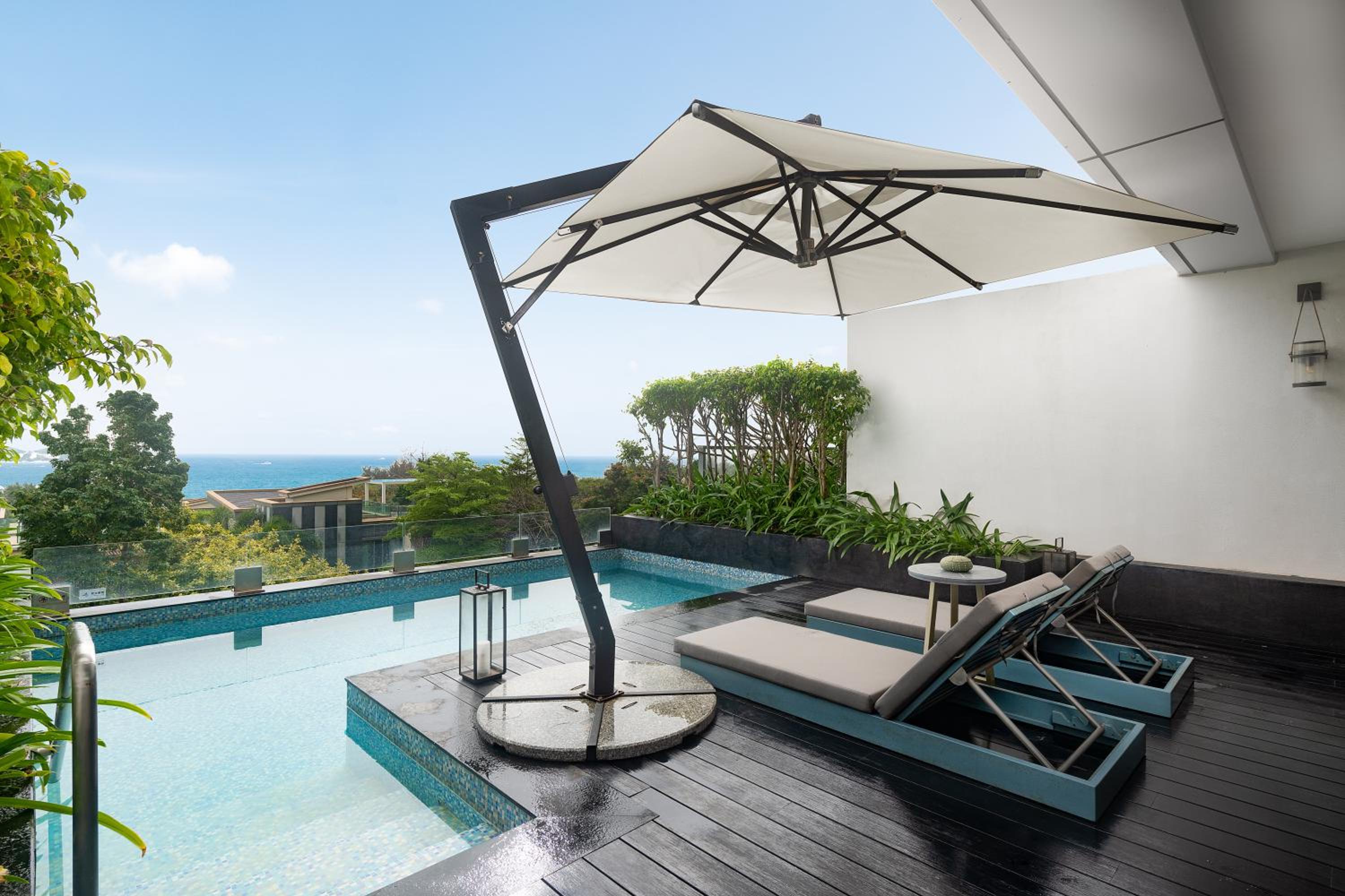 Deluxe Ocean View Pool King