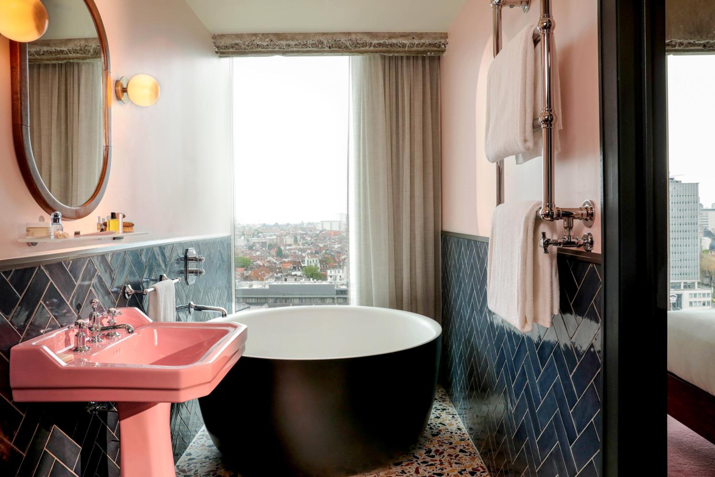 Roomy Bath - Skyline View - Photo 2