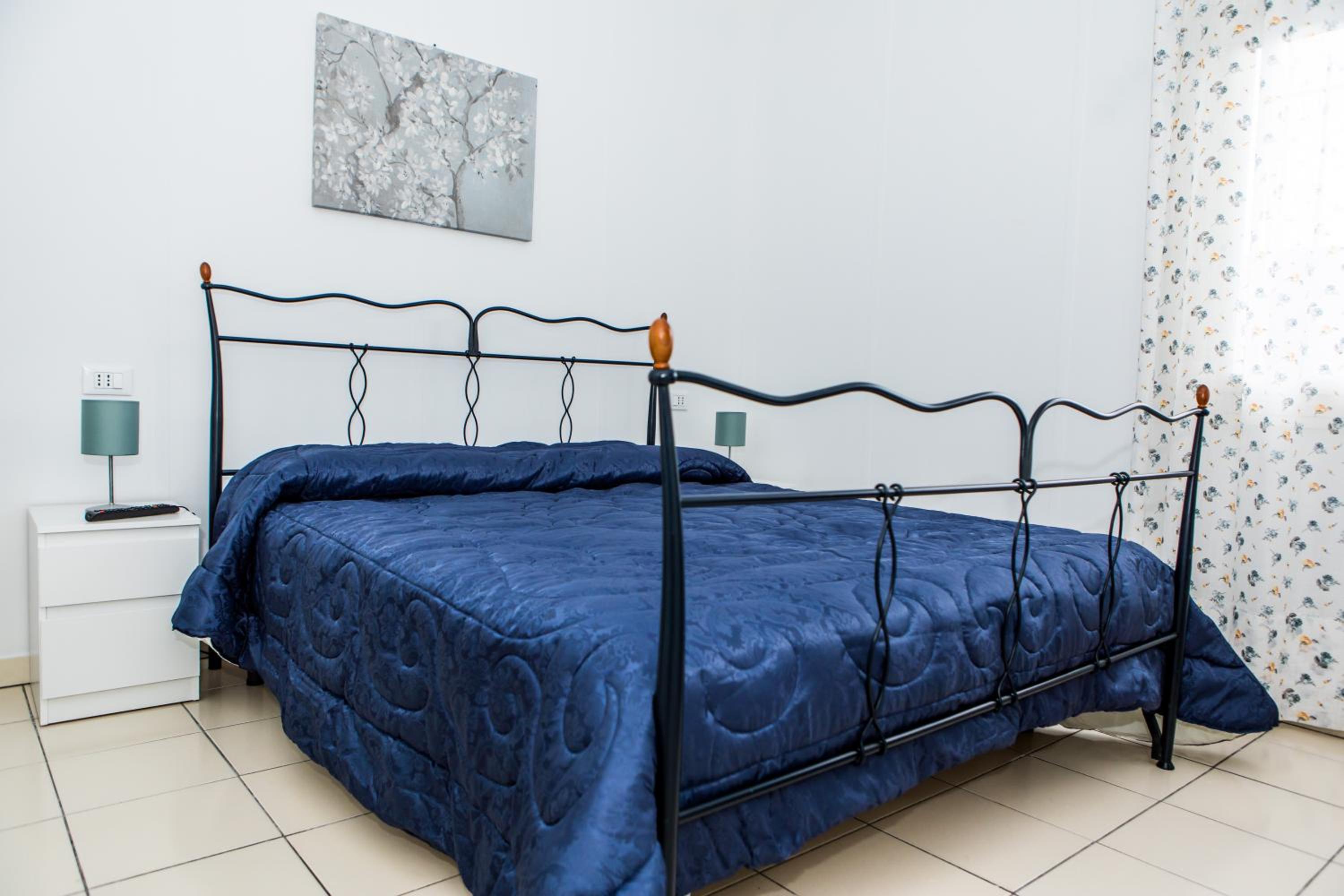 Five-Bedroom House photo 1