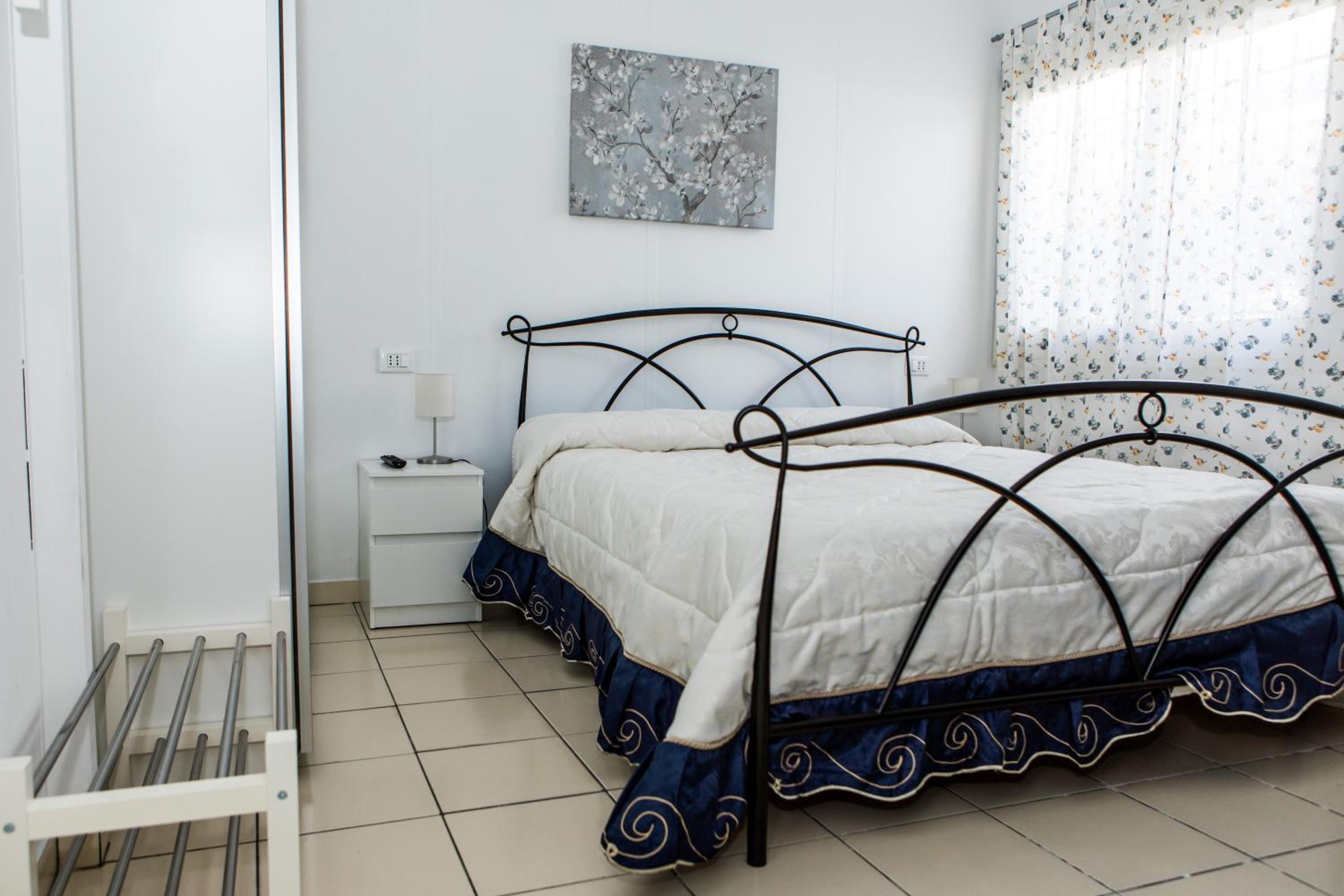 Five-Bedroom House photo 3