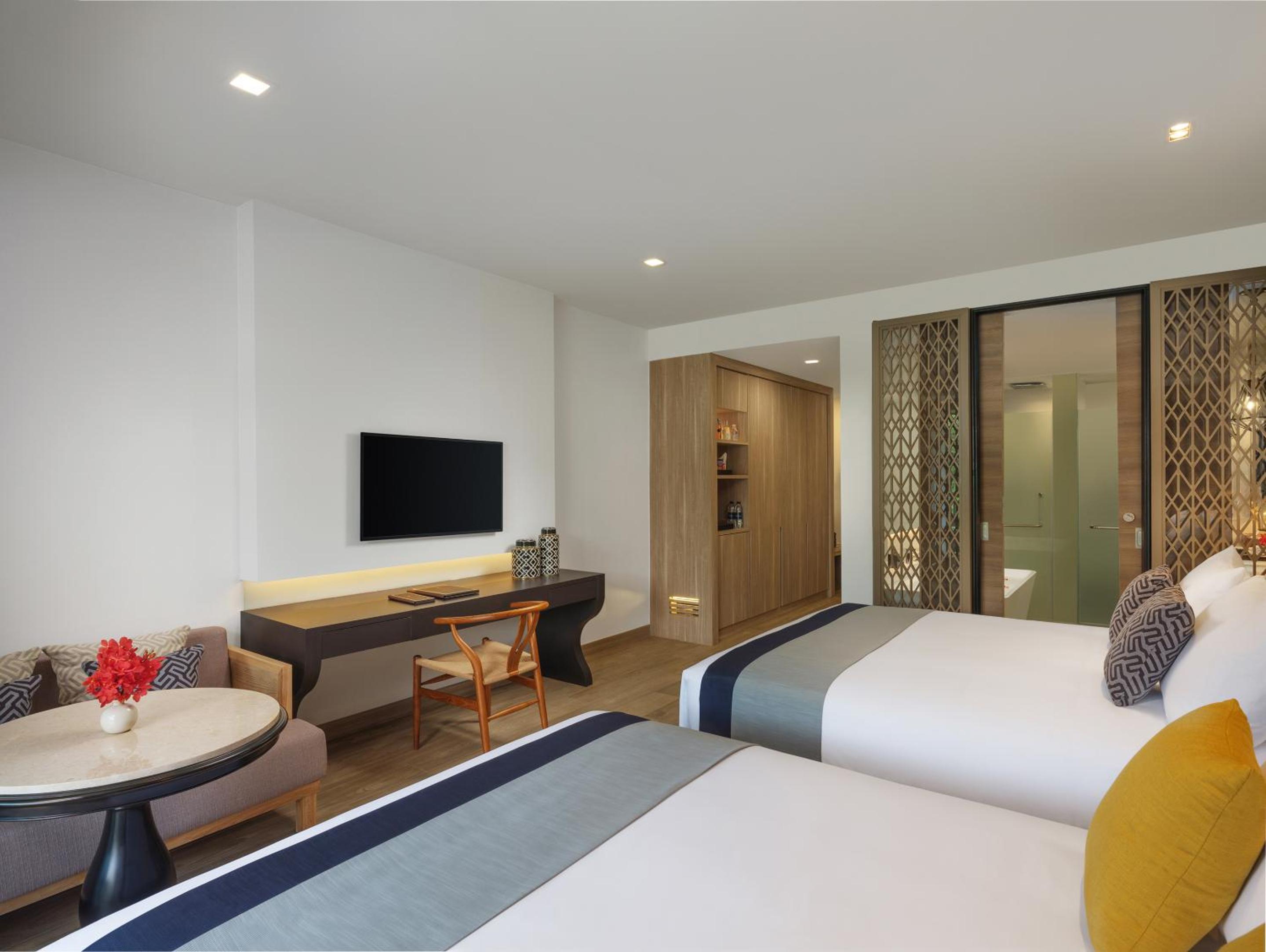 Premier Family Room, Sea View, 1 King Bed and 1 Queen Bed, Balcony photo 3