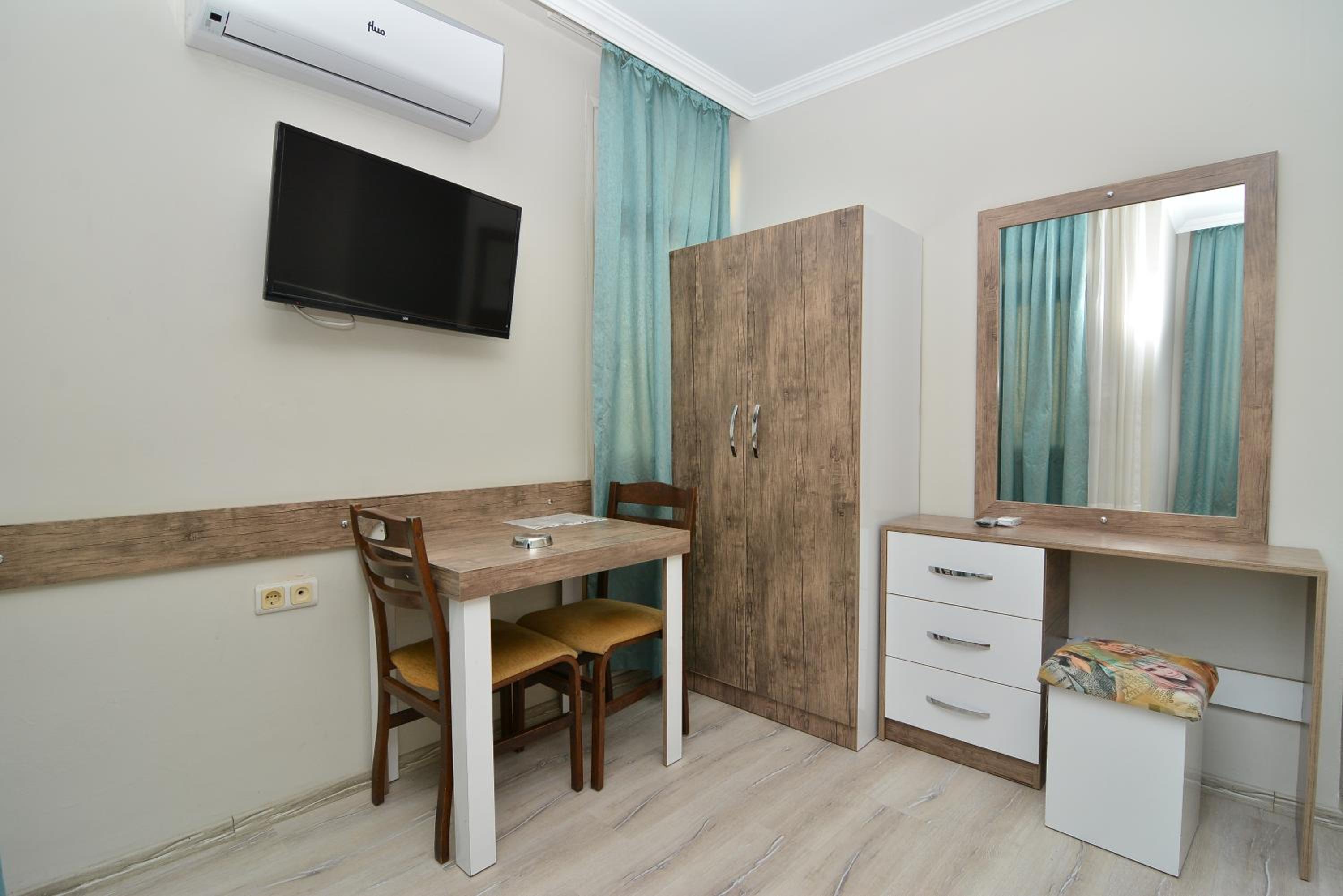 Family Room with Balcony photo 3