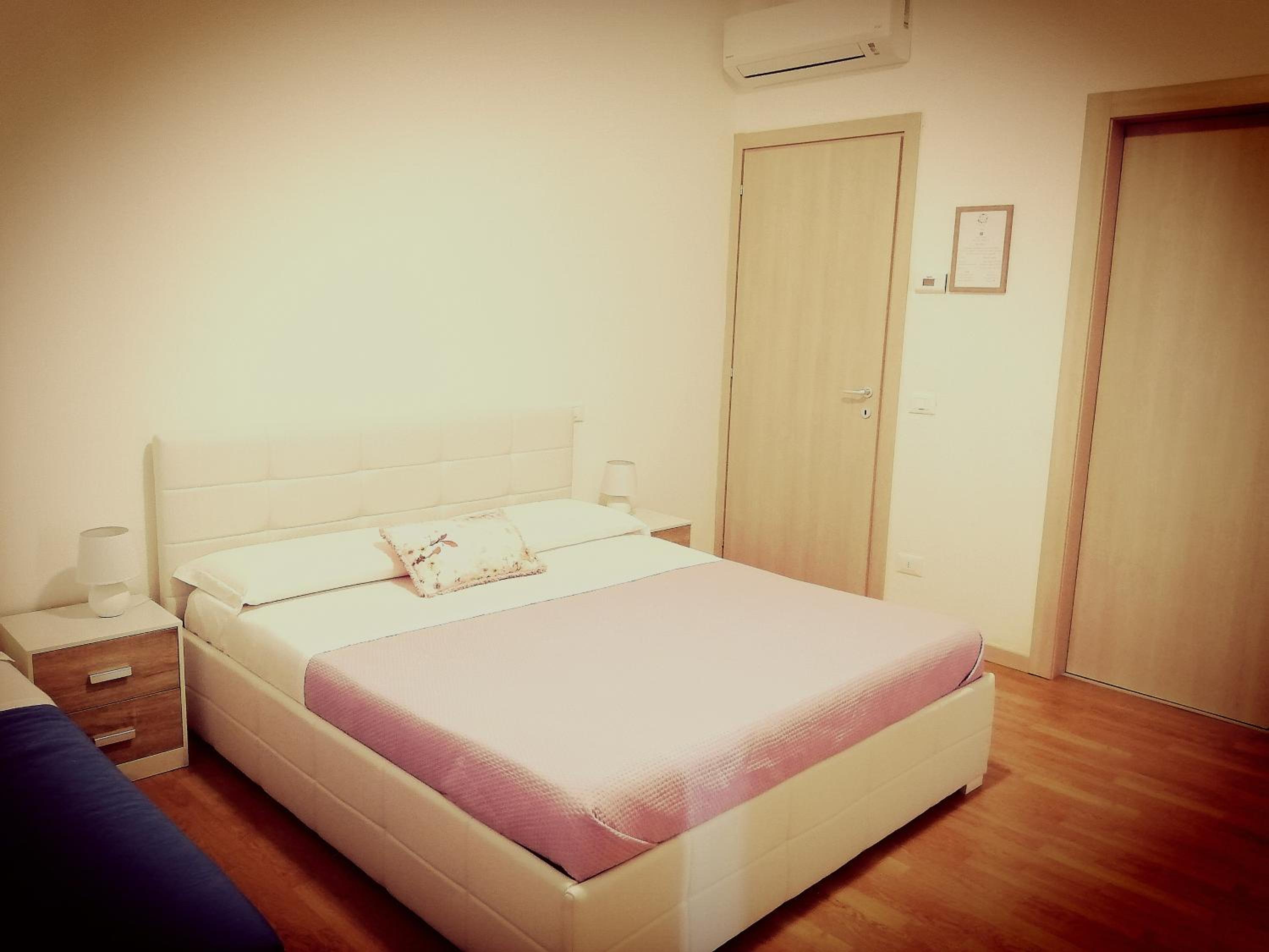 Standard Double Room - Photo 11