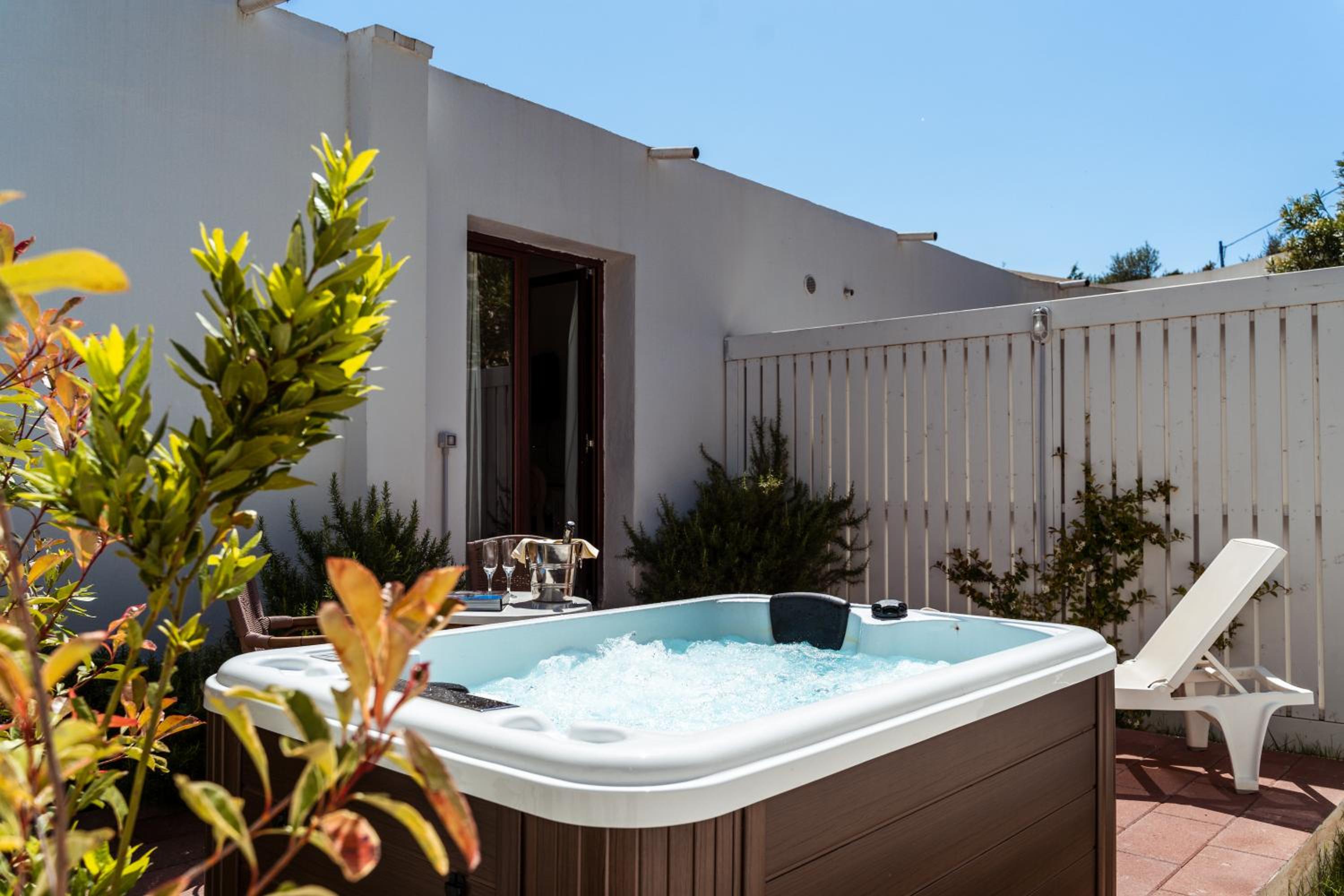 Comfort Double Room with Patio and Jacuzzi - Photo 7
