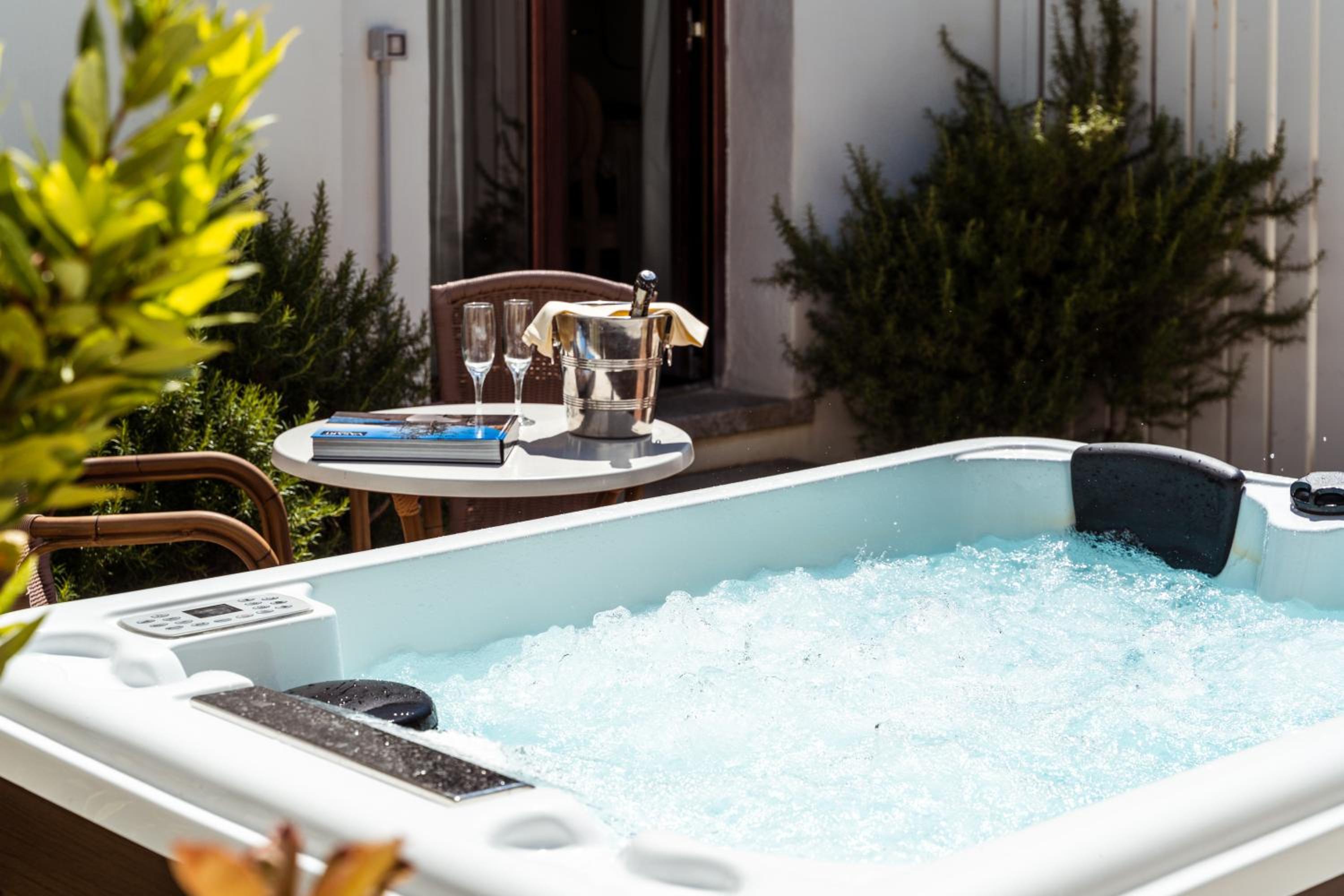 Comfort Double Room with Patio and Jacuzzi - Photo 6