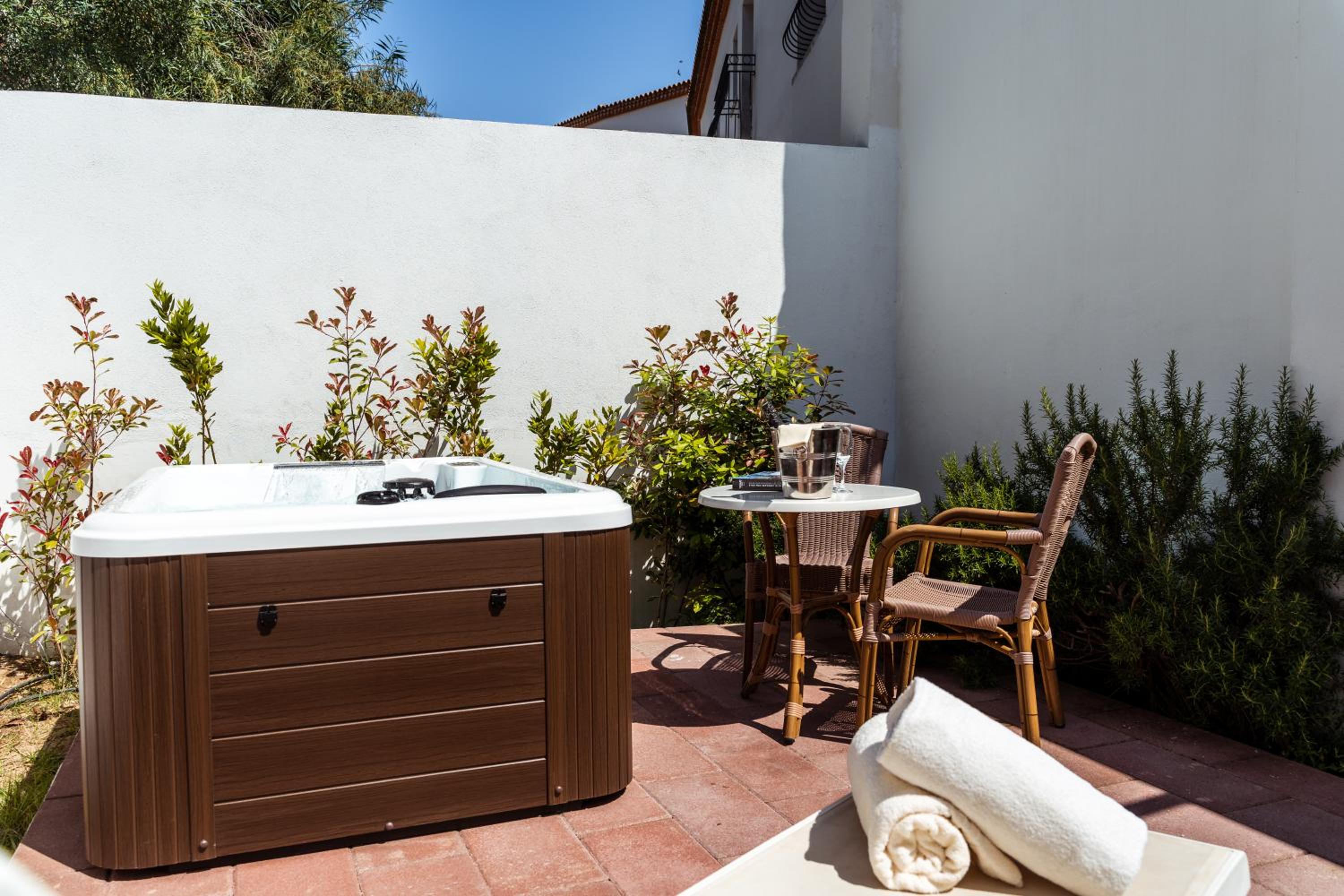 Comfort Double Room with Patio and Jacuzzi - Photo 8