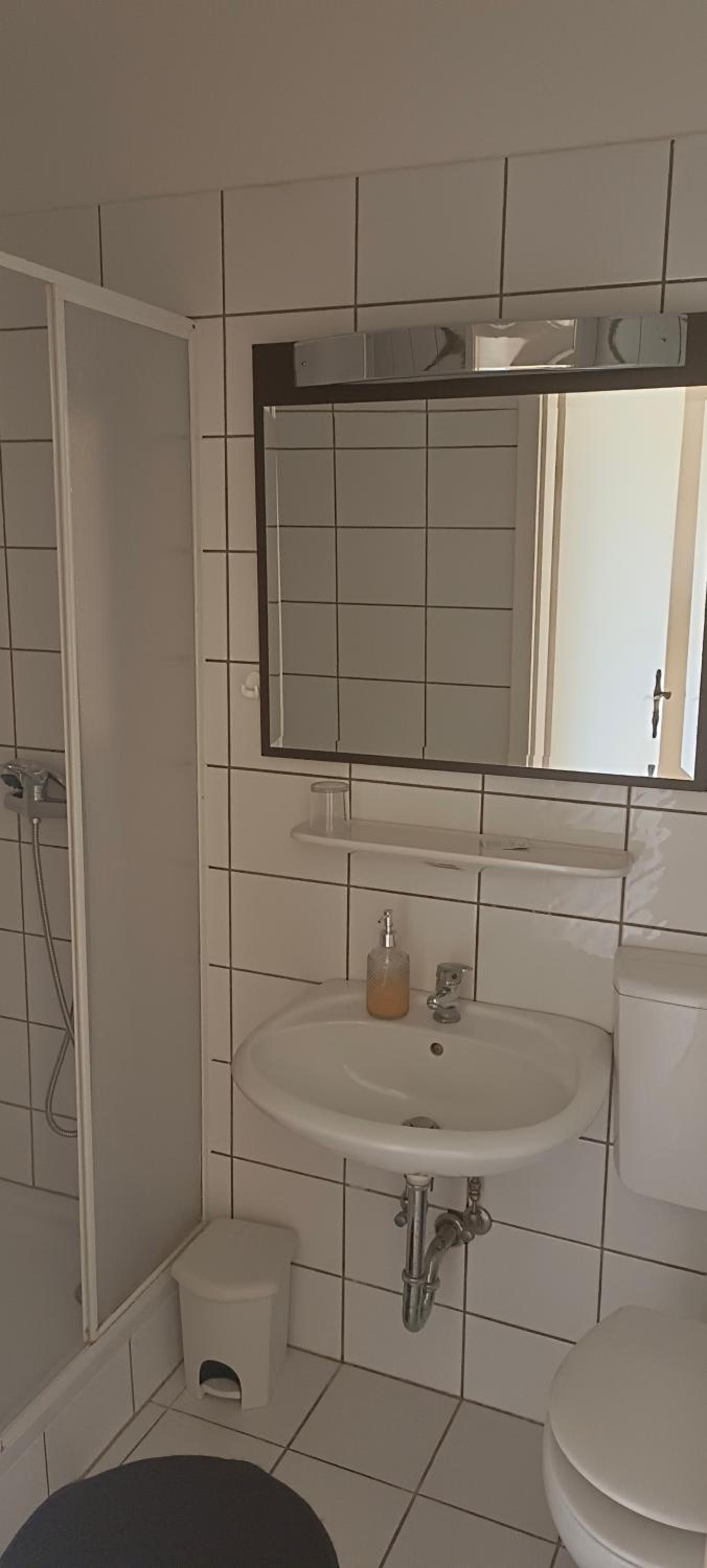 Single Room with Bathroom photo 2