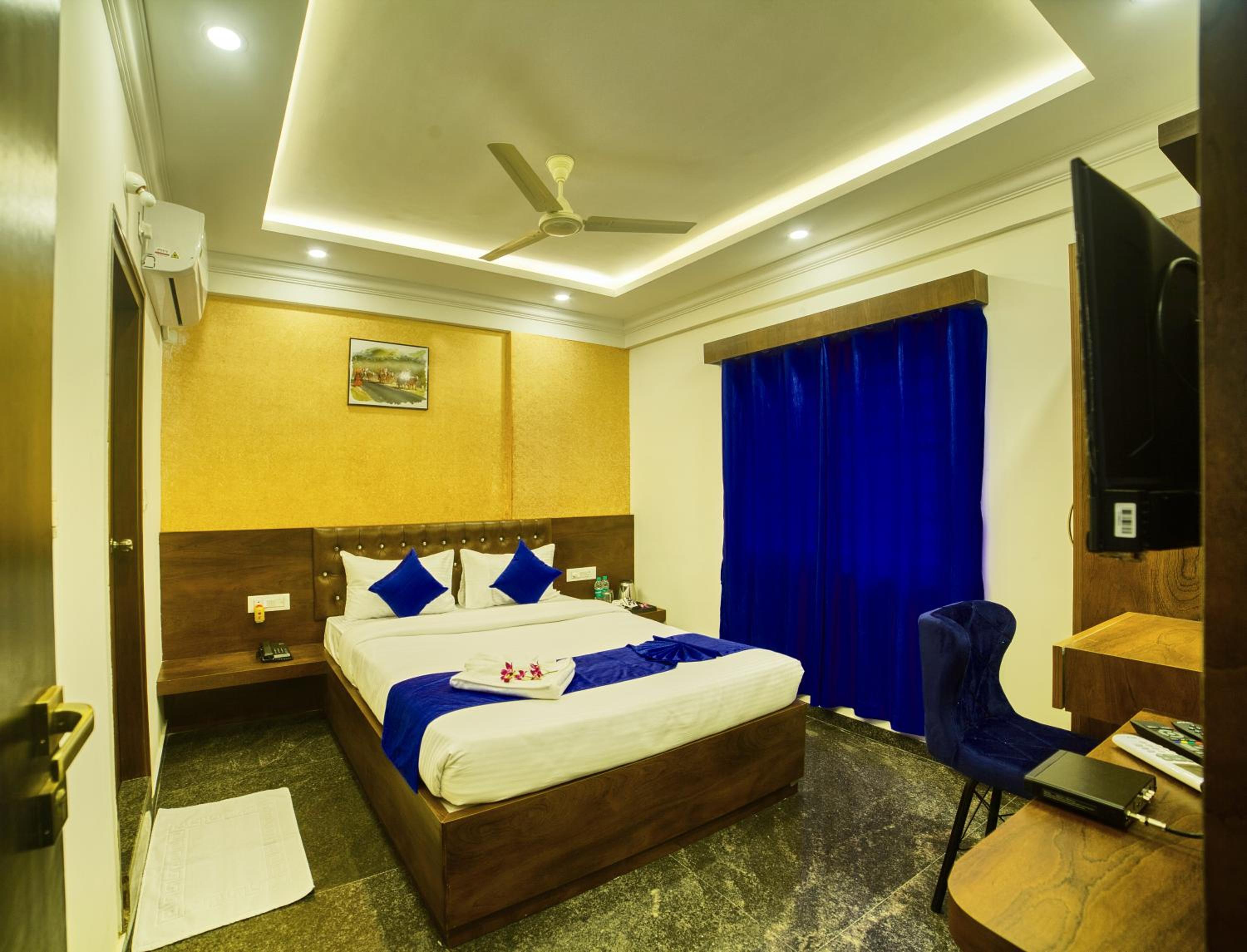 Double Room with Balcony (3 Adults) photo 2