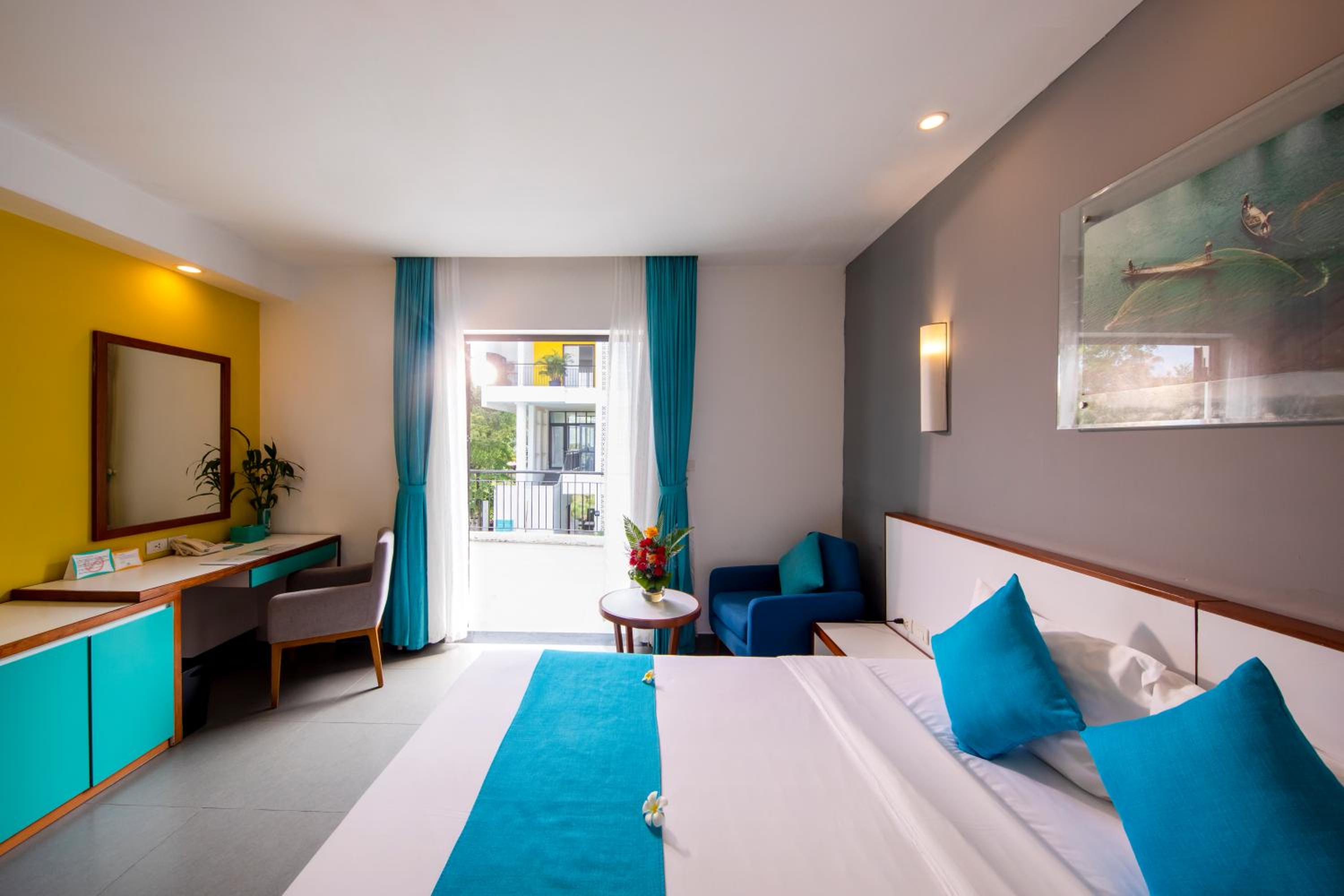 Deluxe Room with Pool View photo 3
