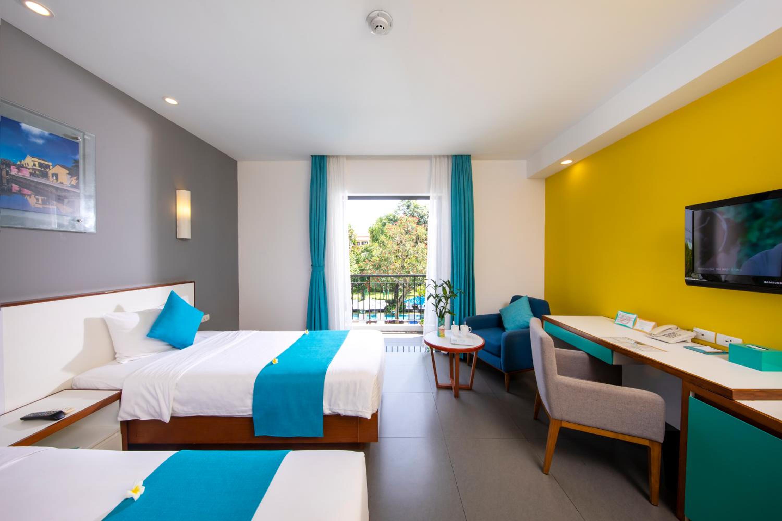 Twin Room with Pool View photo 2