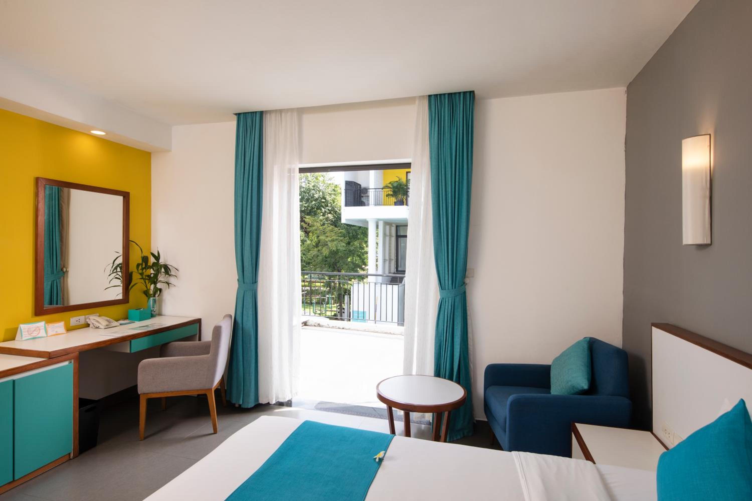 Deluxe Room with Pool View photo 2