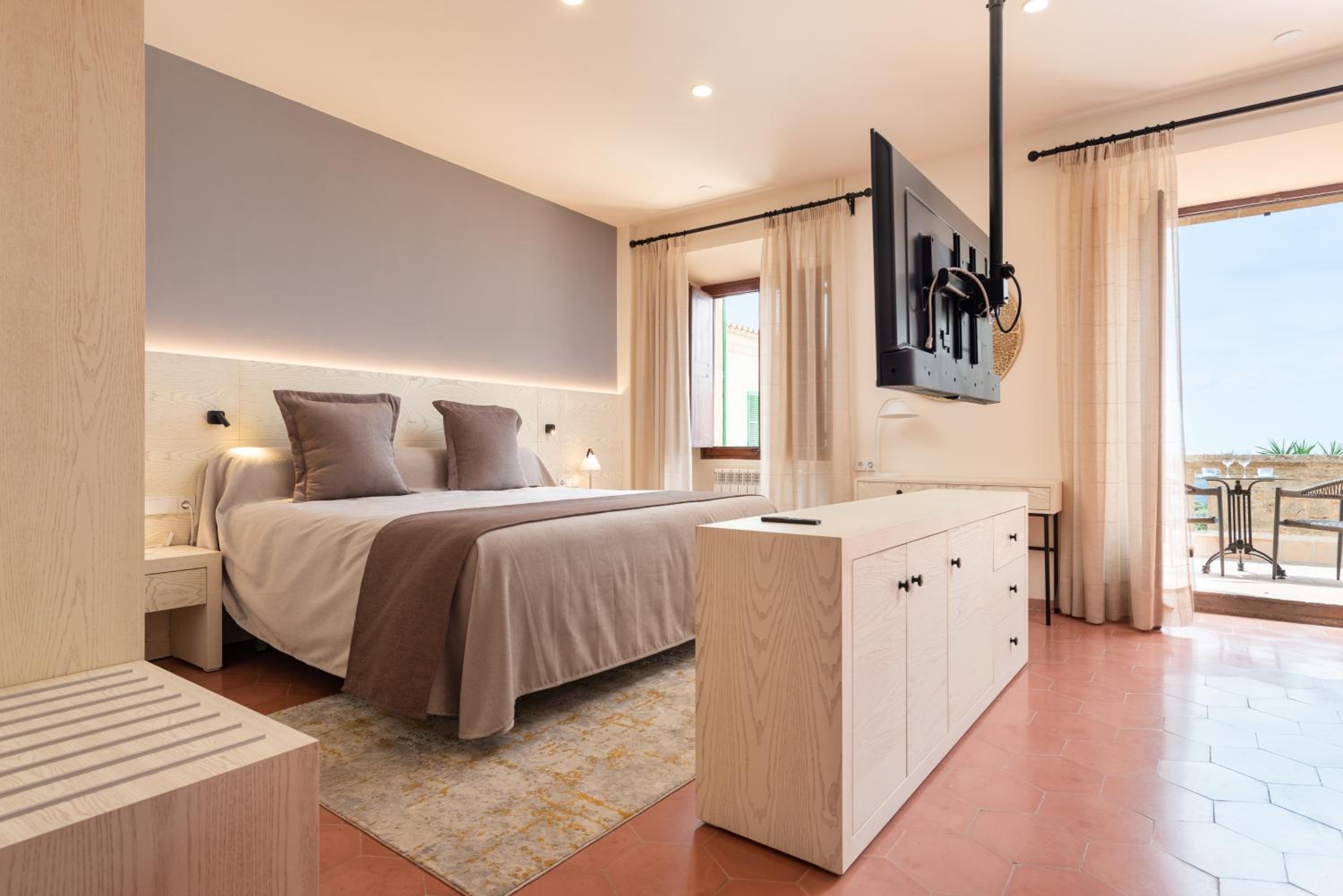 Deluxe Suite with Spa Bath photo 2