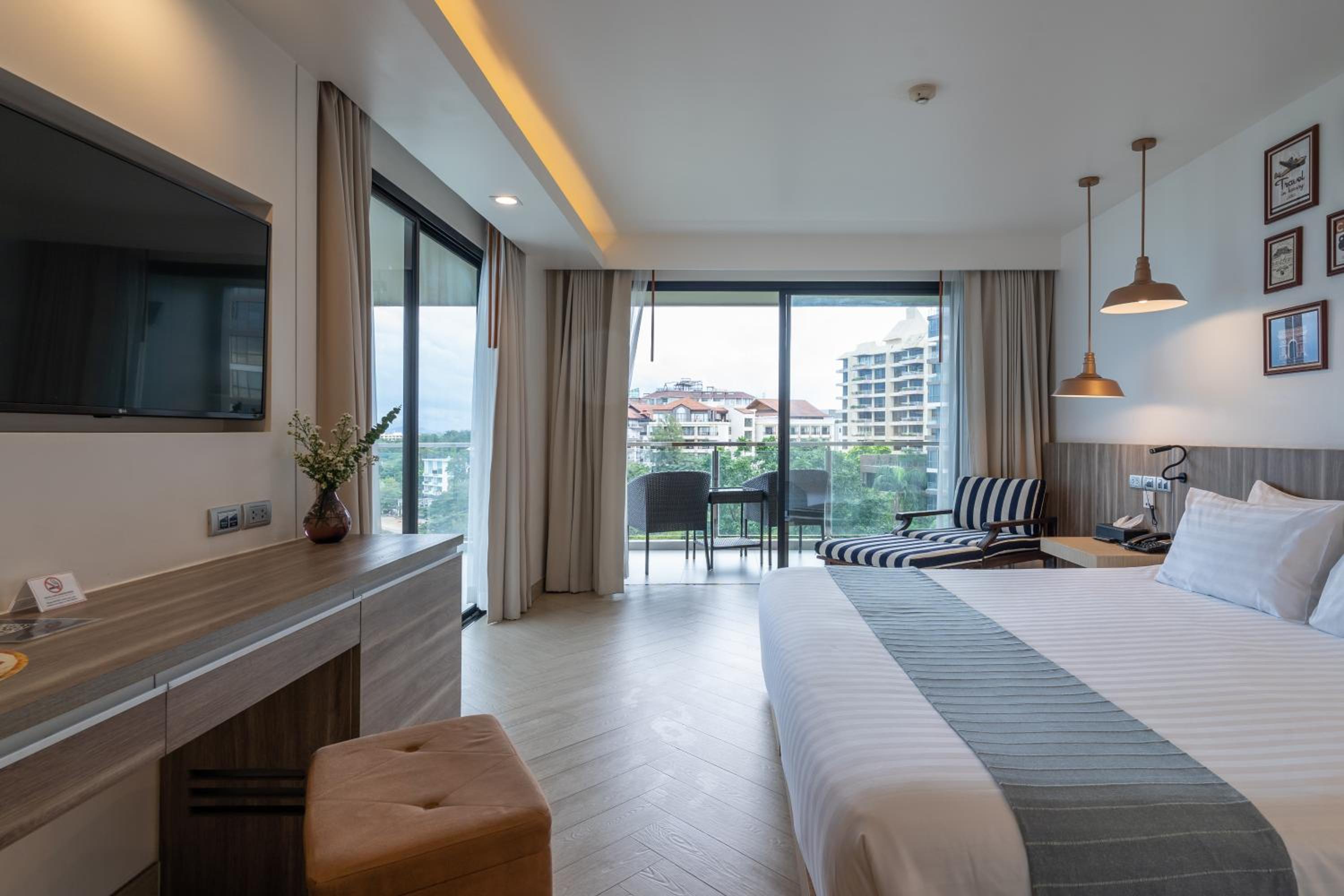 Superior Corner Seaview