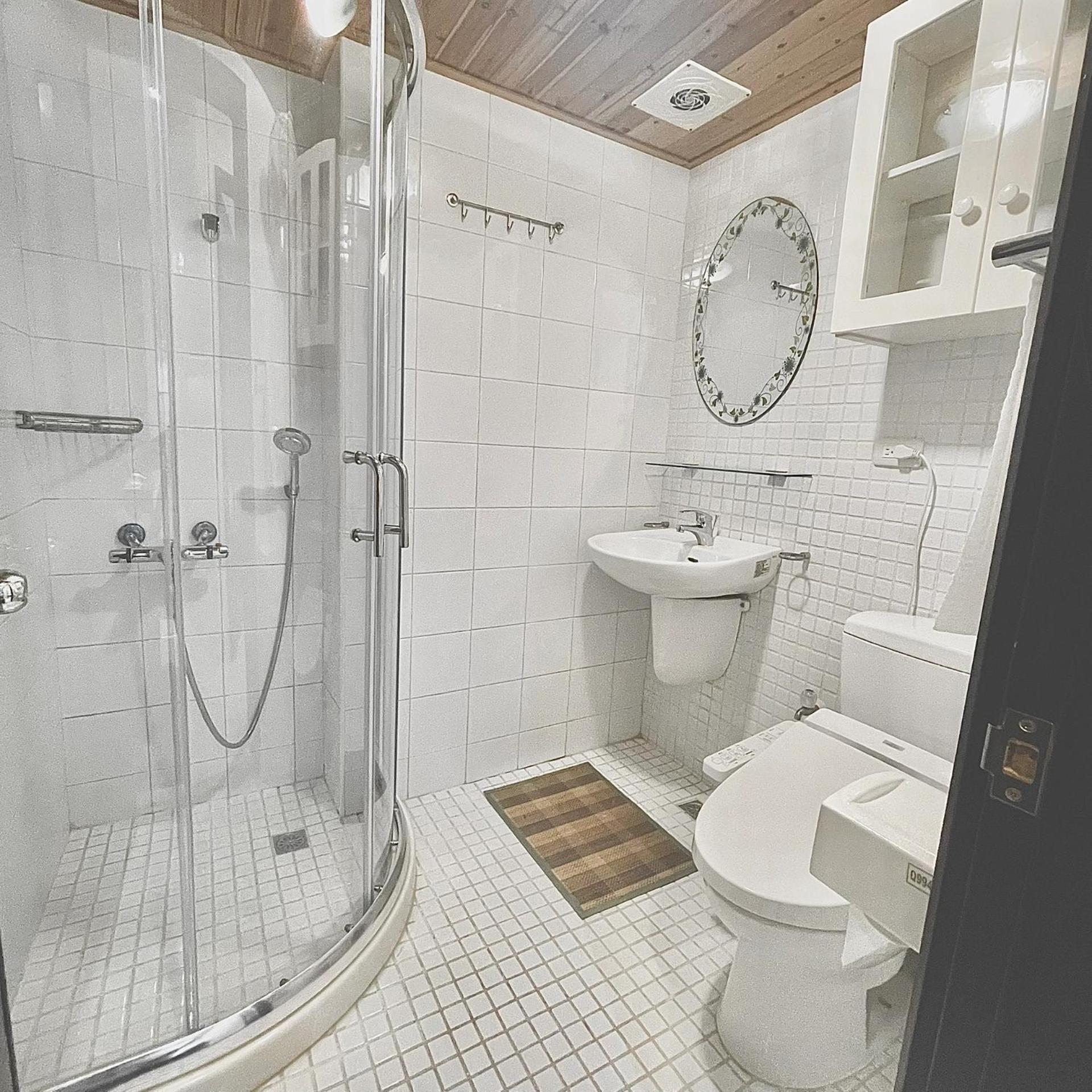 Five-Bedroom House - Photo 16