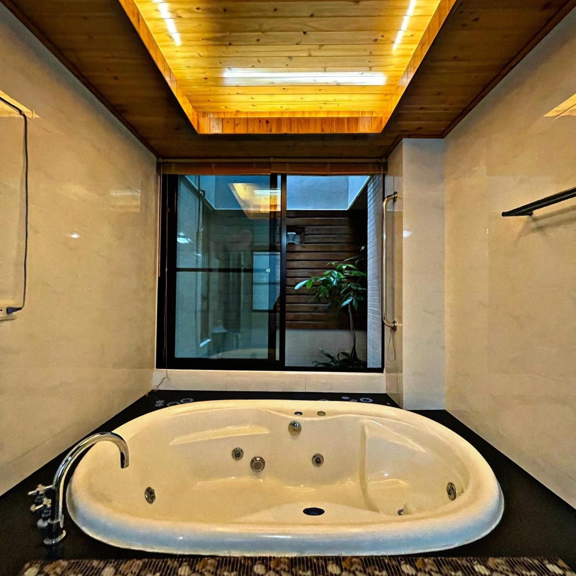 Five-Bedroom House - Photo 13