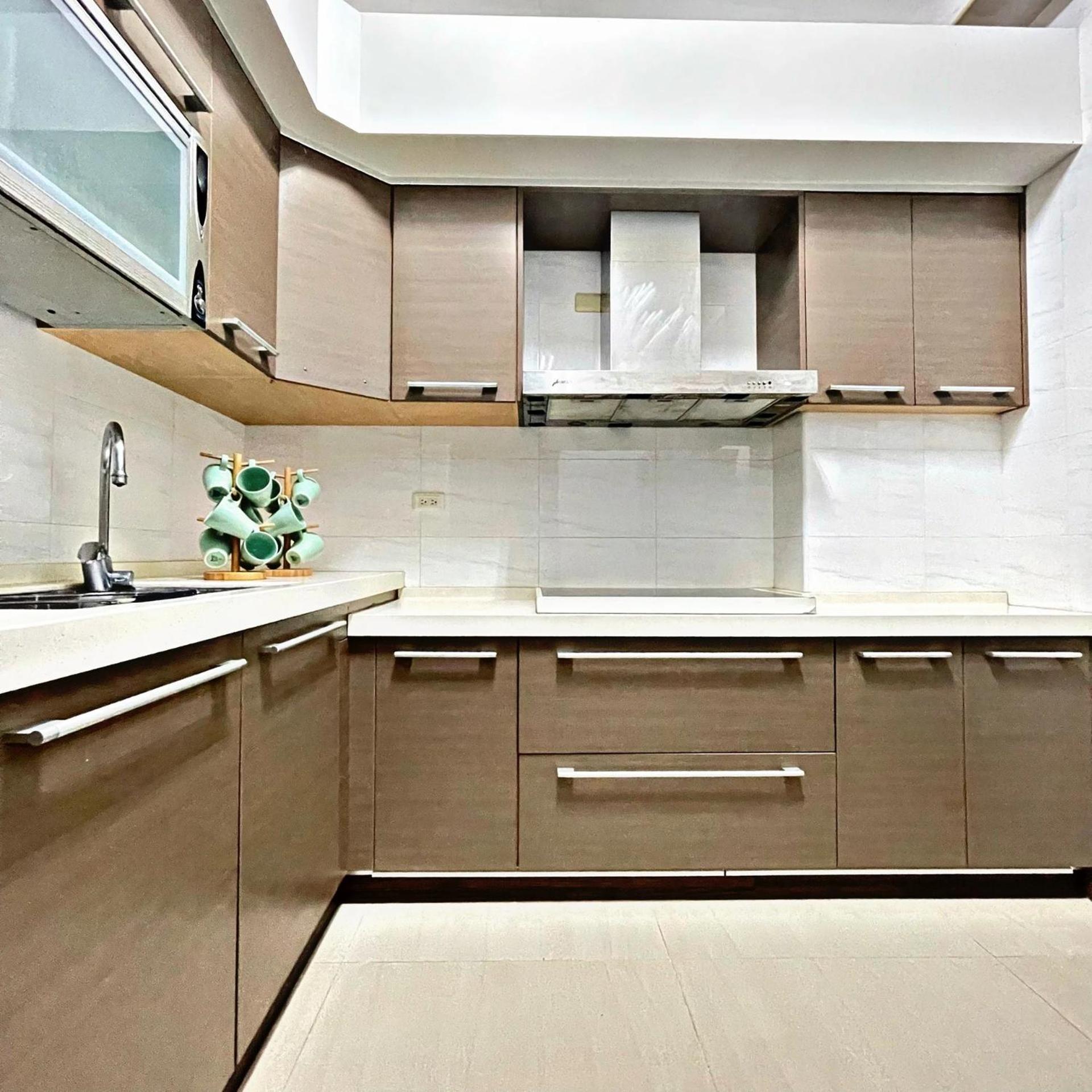 Five-Bedroom House - Photo 7