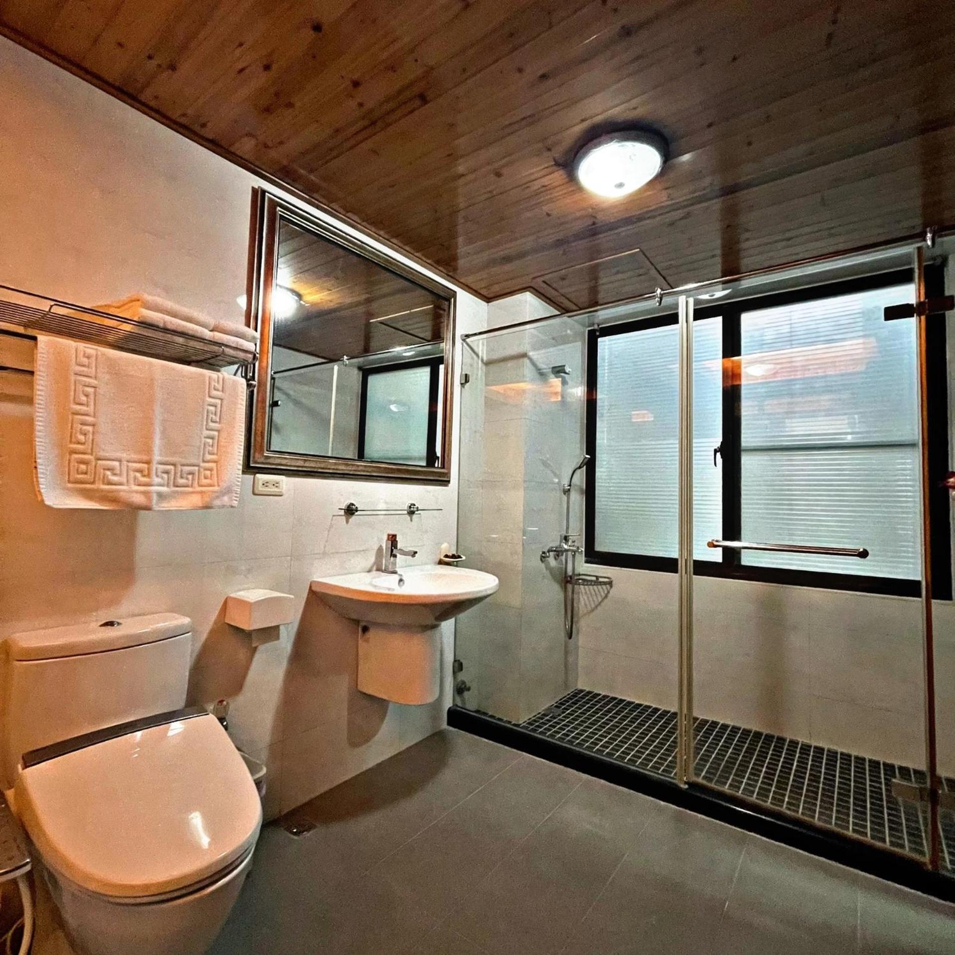Five-Bedroom House - Photo 12